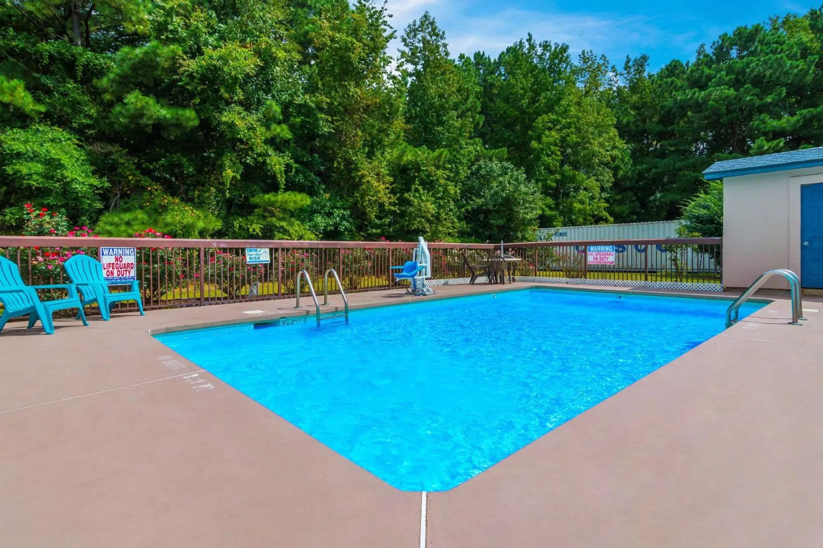 On site, Swimming Pool in Econo Lodge Battleboro - Rocky Mount I-95