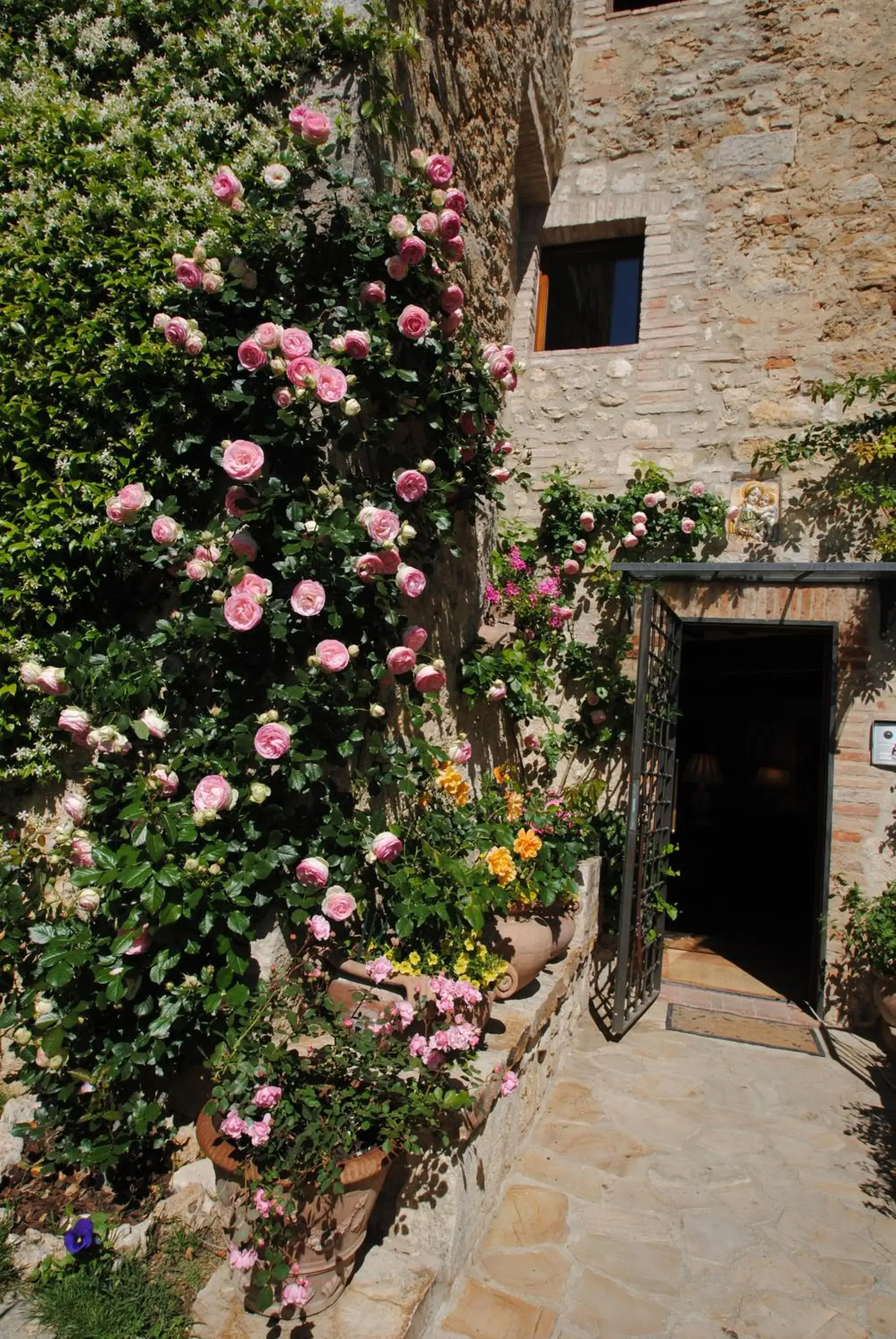 Facade/entrance, TV/Entertainment Center in Torre Sangiovanni Albergo e Ristorante