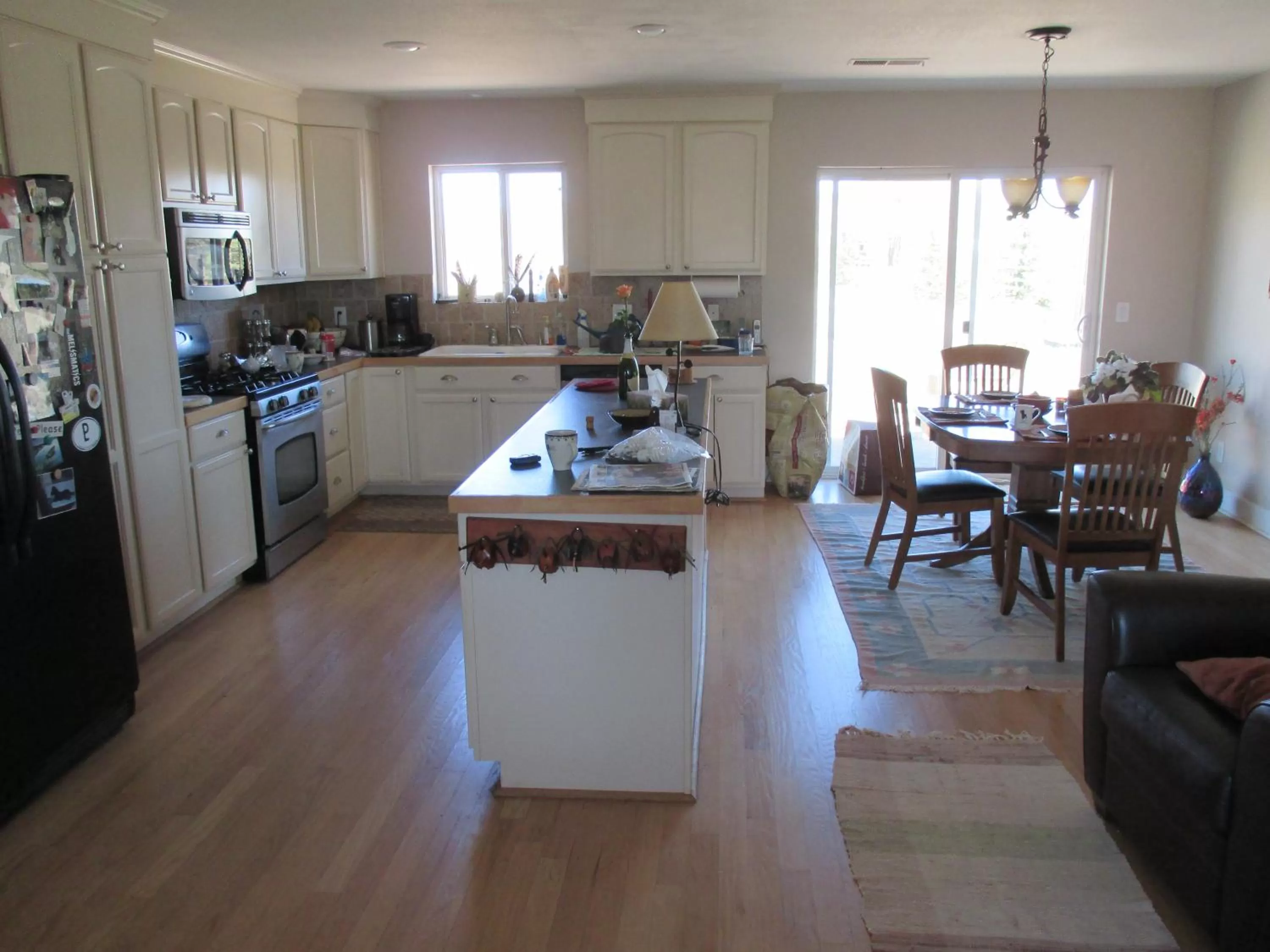 Kitchen or kitchenette in Peaks Wildernest House Bed and Breakfast - Vaccinations Required