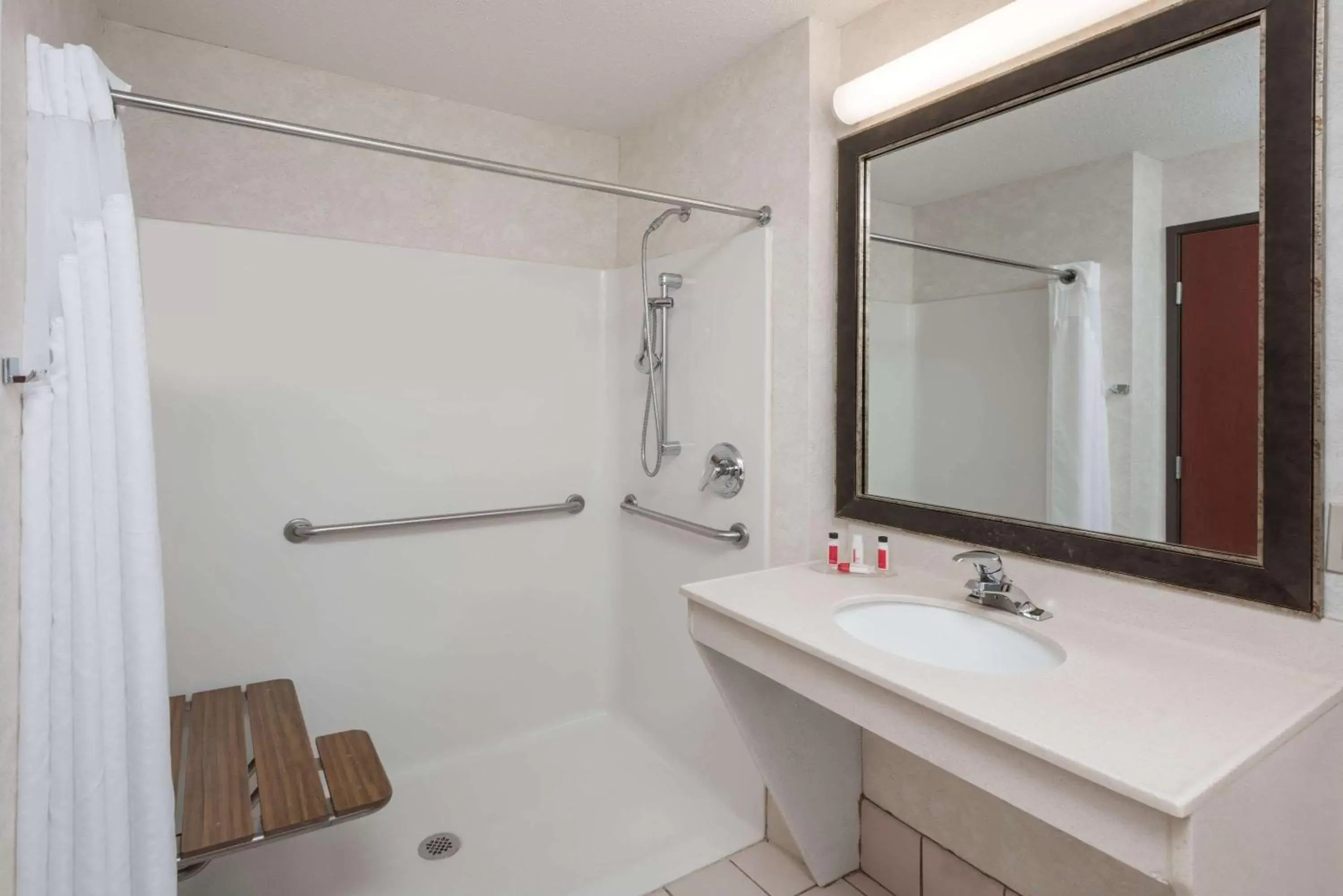 Bathroom in Seasons Inn & Suites Highland