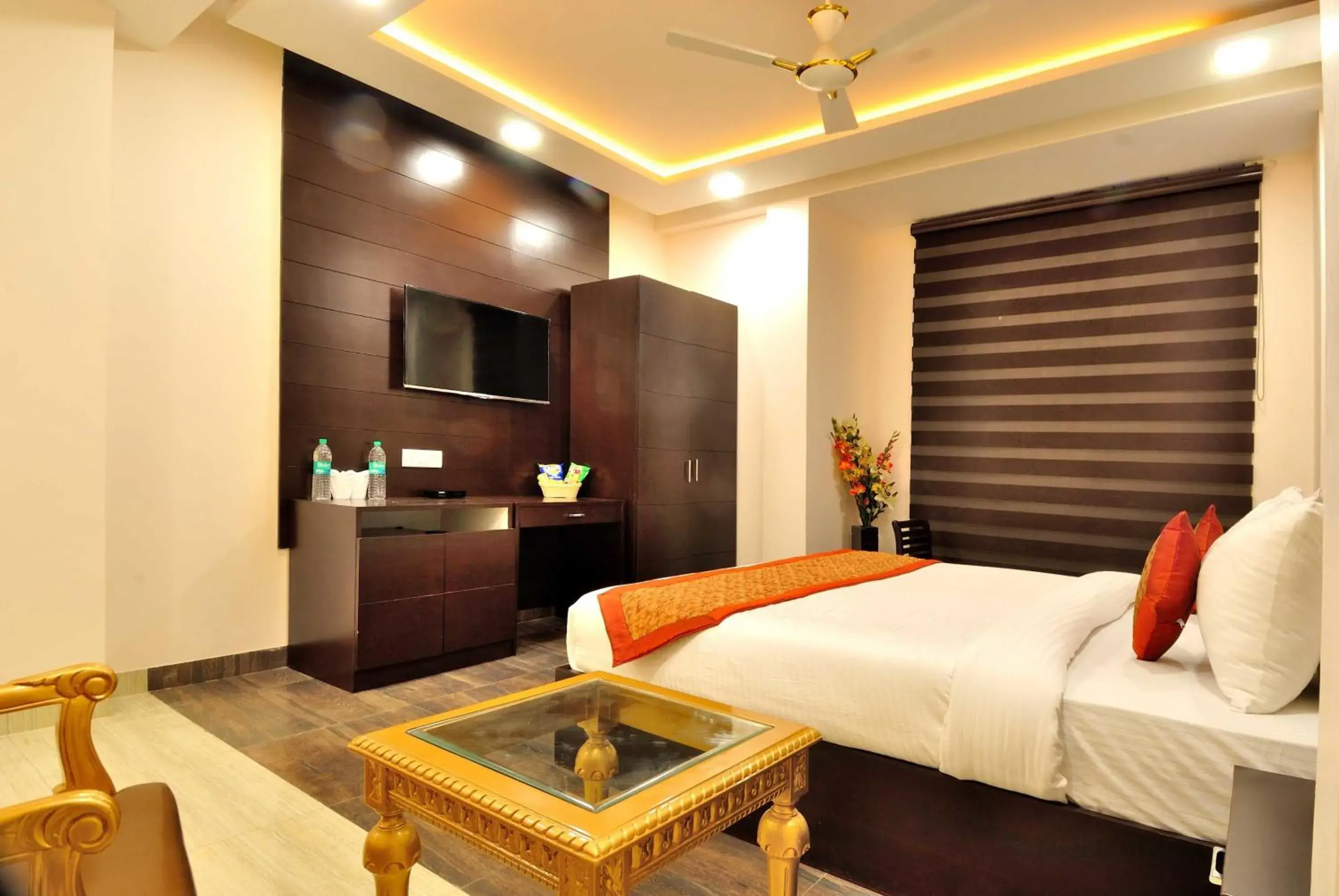 Bedroom, Bed in Hotel Kings Inn, Karol Bagh, New Delhi