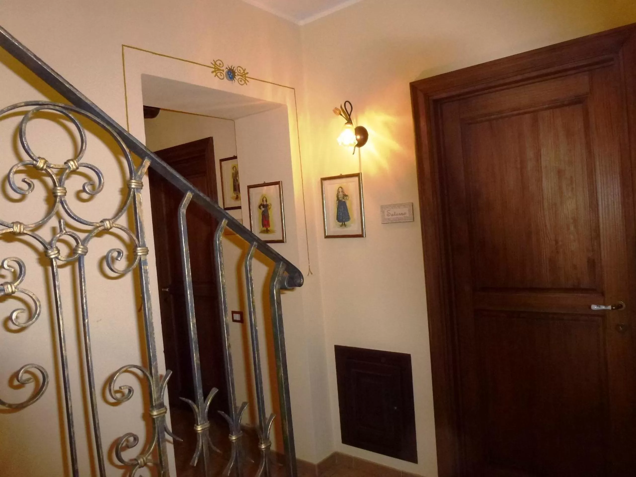 Decorative detail, TV/Entertainment Center in b&b La casa di Ely