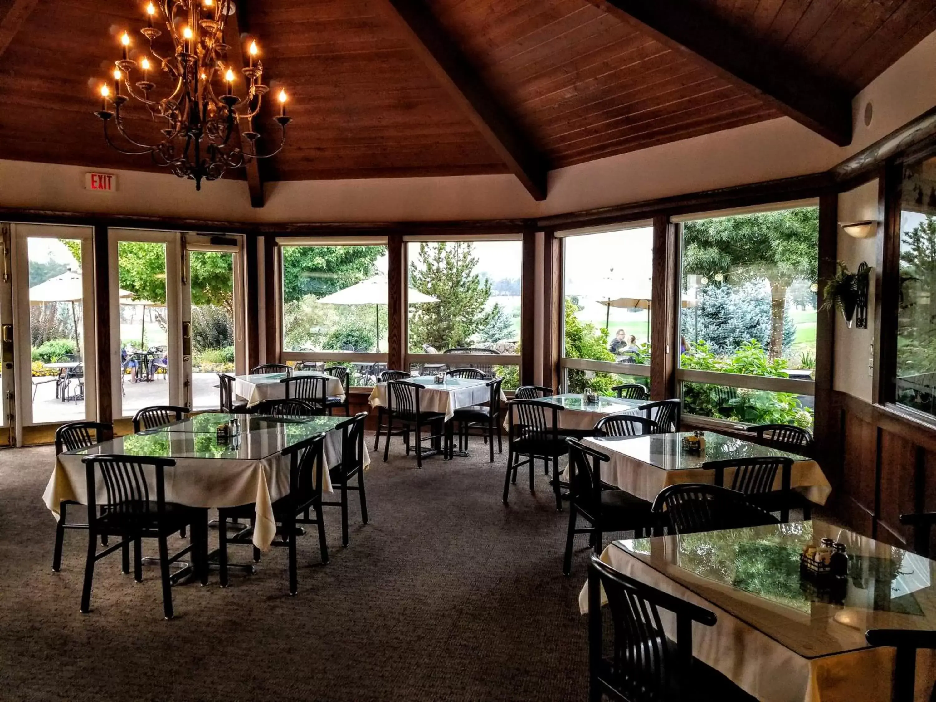 Restaurant/Places to Eat in Resort at Eagle Point Golf Club Lodging