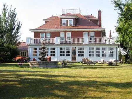 Property Building in Wakamow Heights Bed and Breakfast