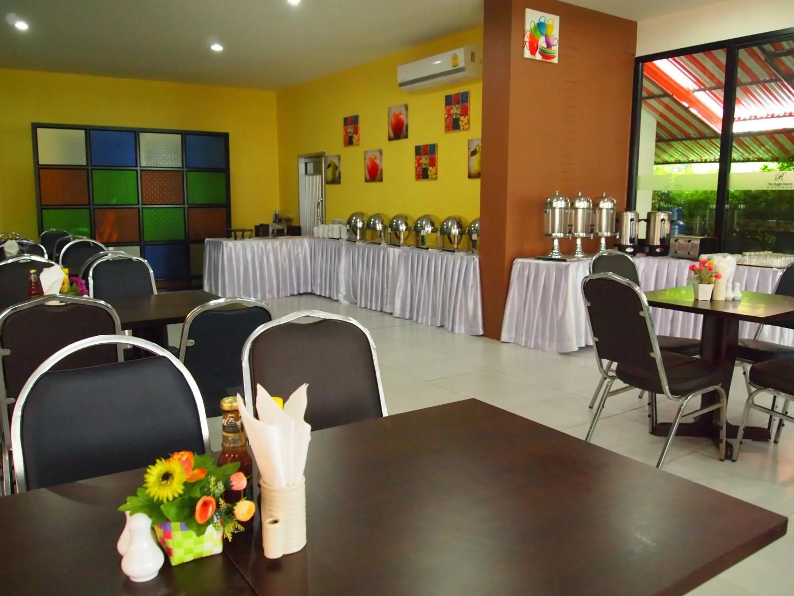 Restaurant/places to eat in The Right Resort Restaurant/places to eat in The Right Resort