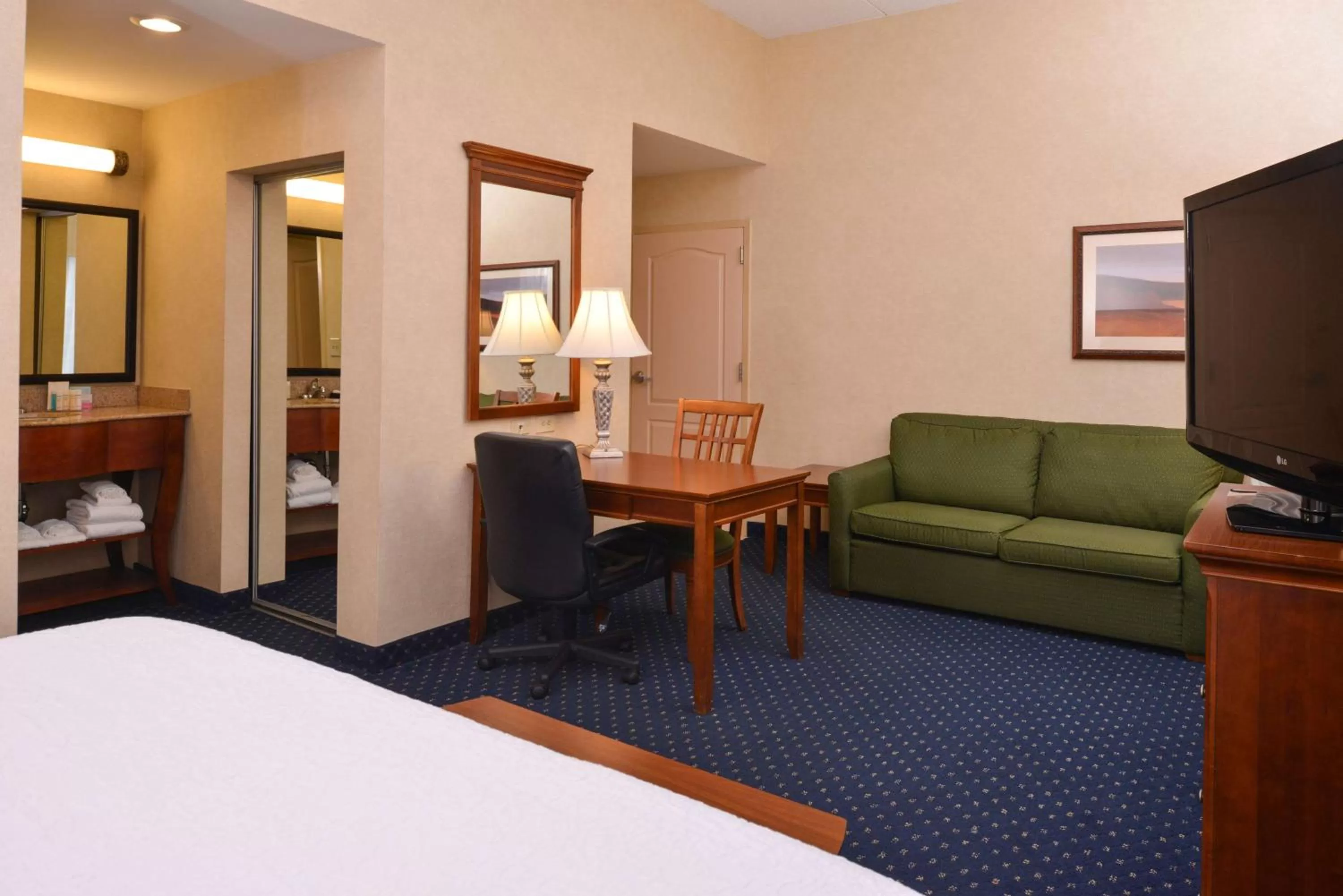 Bed in Hampton Inn and Suites Fredericksburg South