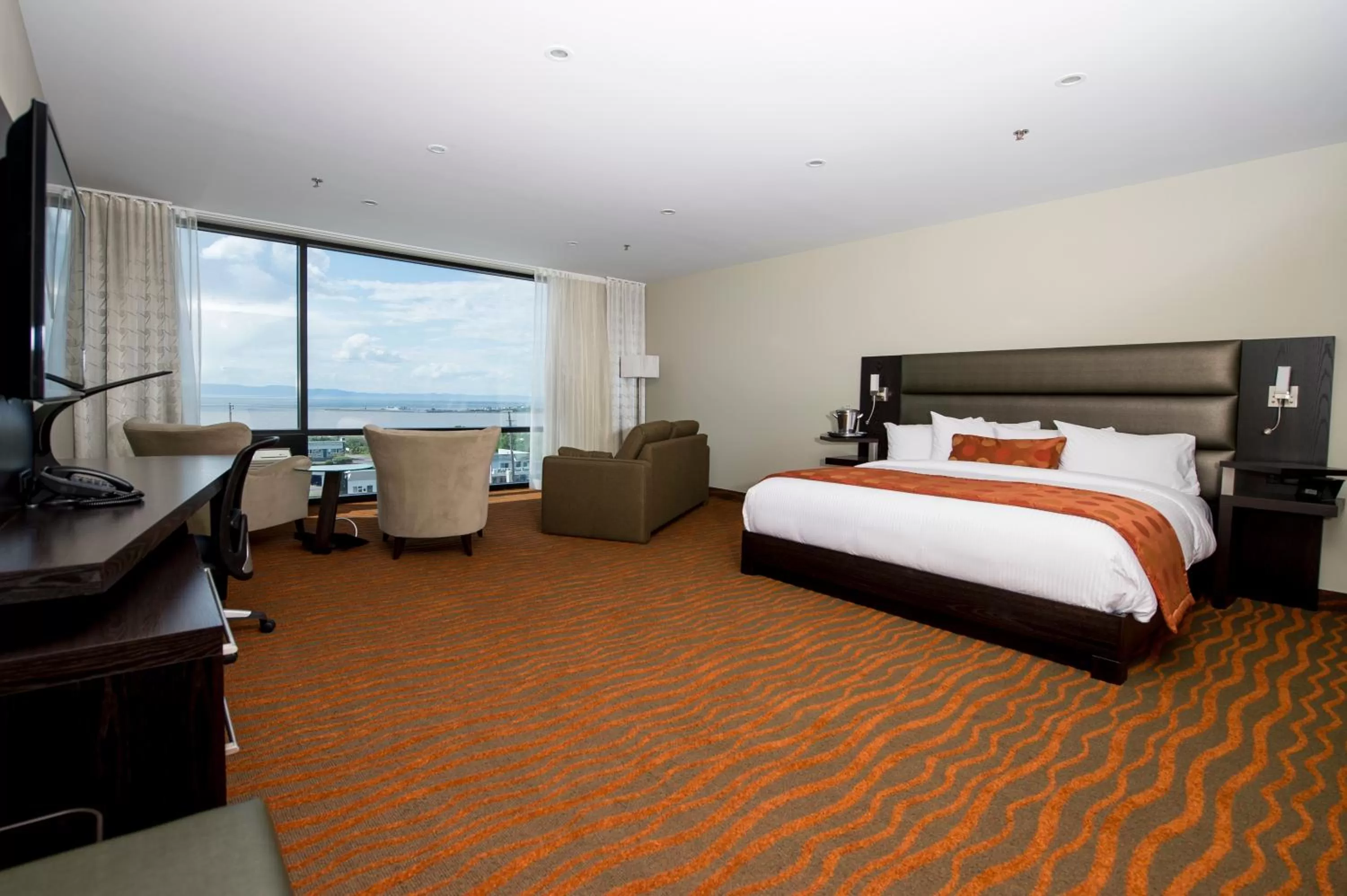 King Suite with River View - Non-smoking in Hotel Levesque