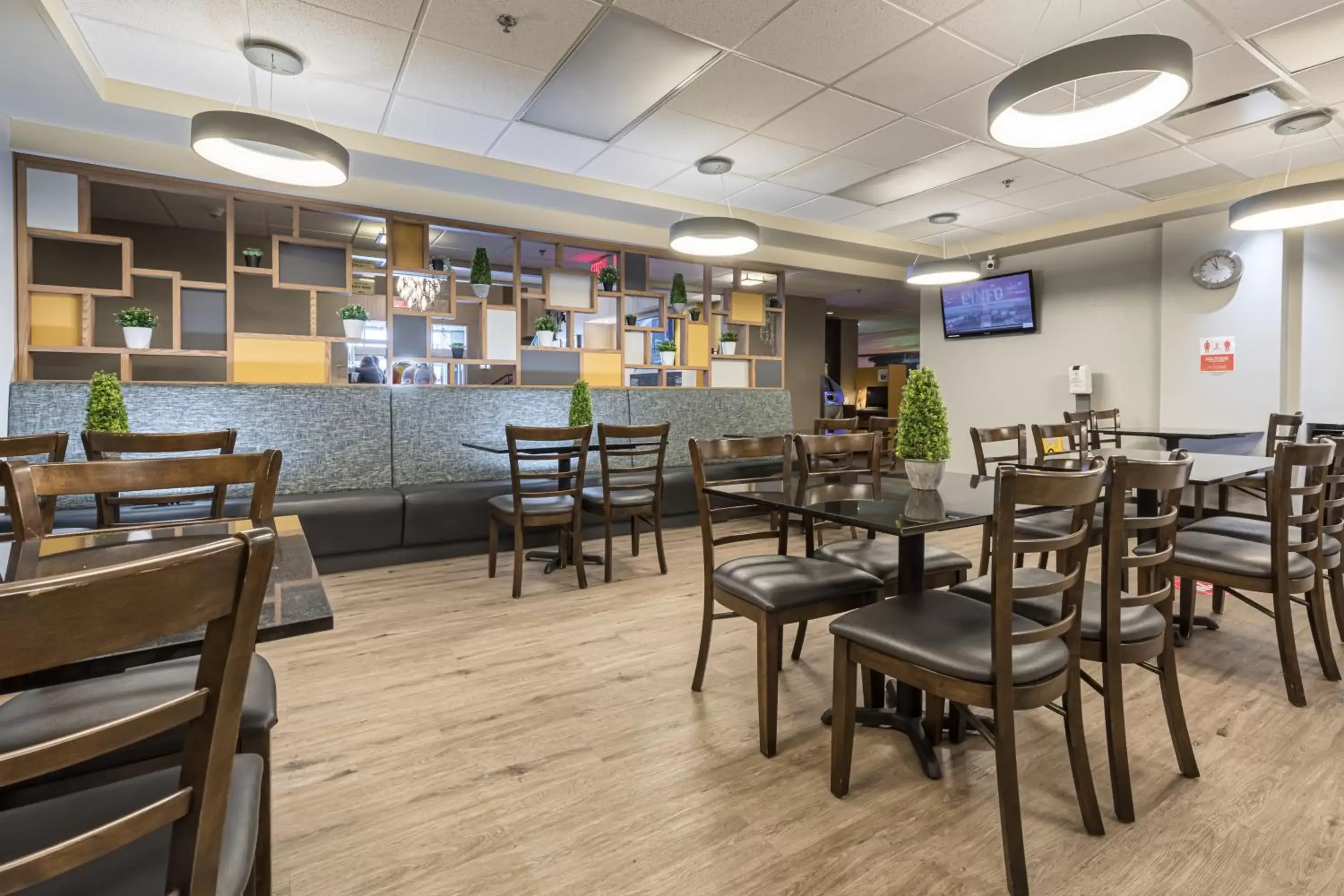 Breakfast, Restaurant/Places to Eat in Quality Inn & Suites Victoriaville
