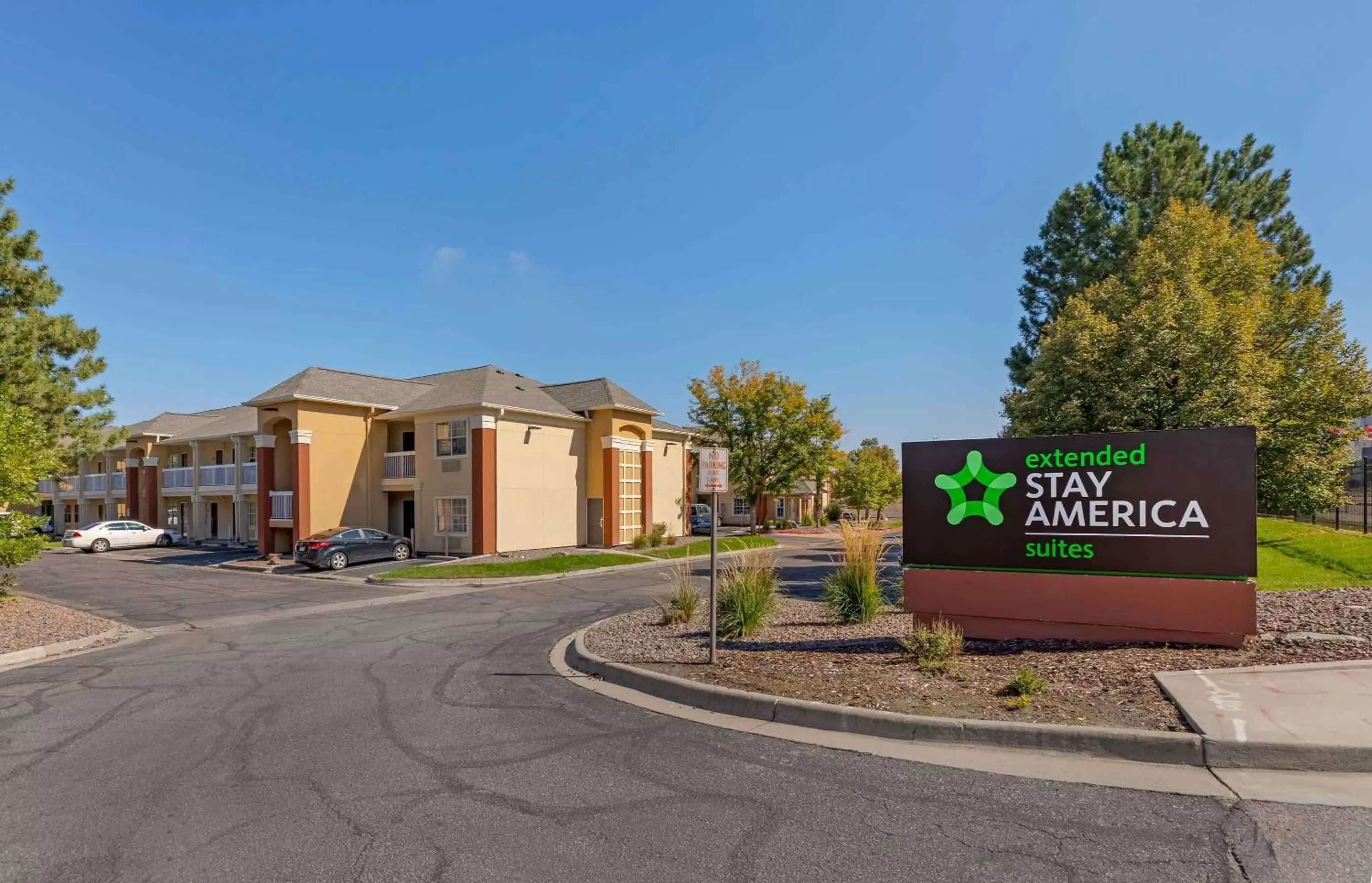 Property building in Extended Stay America Select Suites - Denver - Aurora South Property building in Extended Stay America Select Suites - Denver - Aurora South