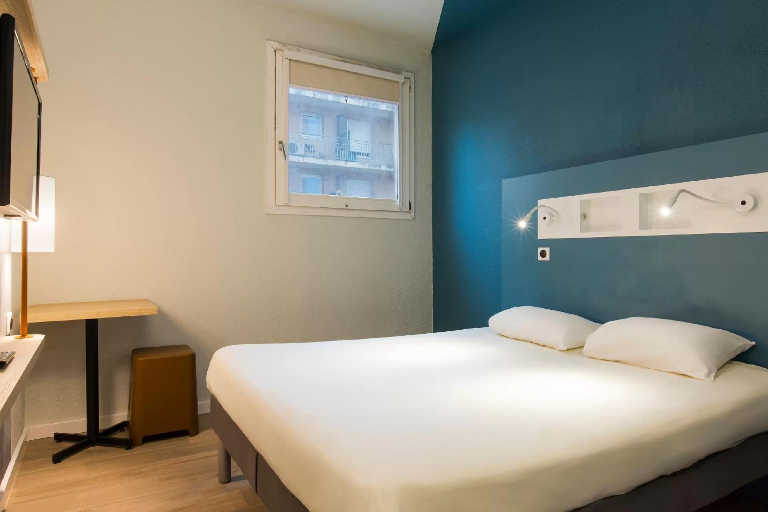 Photo of the whole room, Bed in Ibis Budget Bourgoin Jallieu Centre