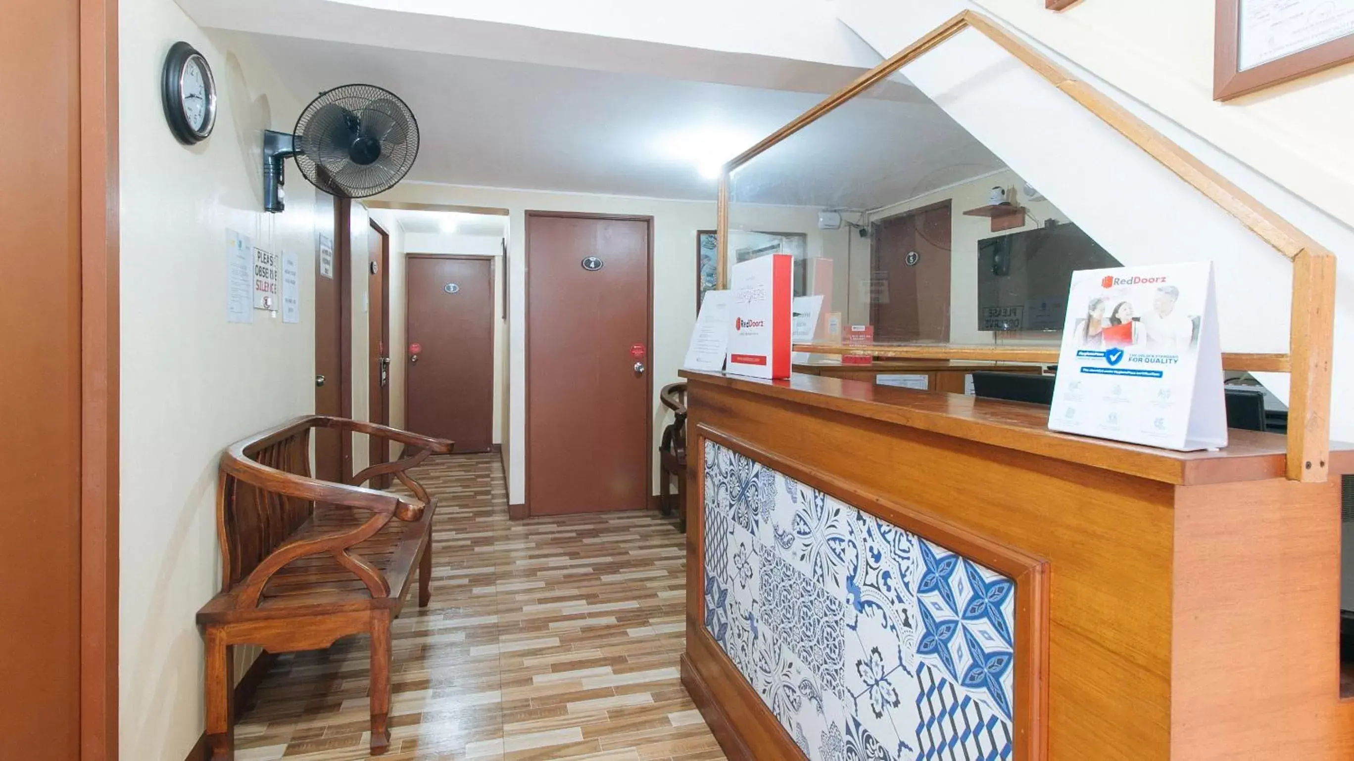 Lobby or reception in RedDoorz near PNR Espana Station