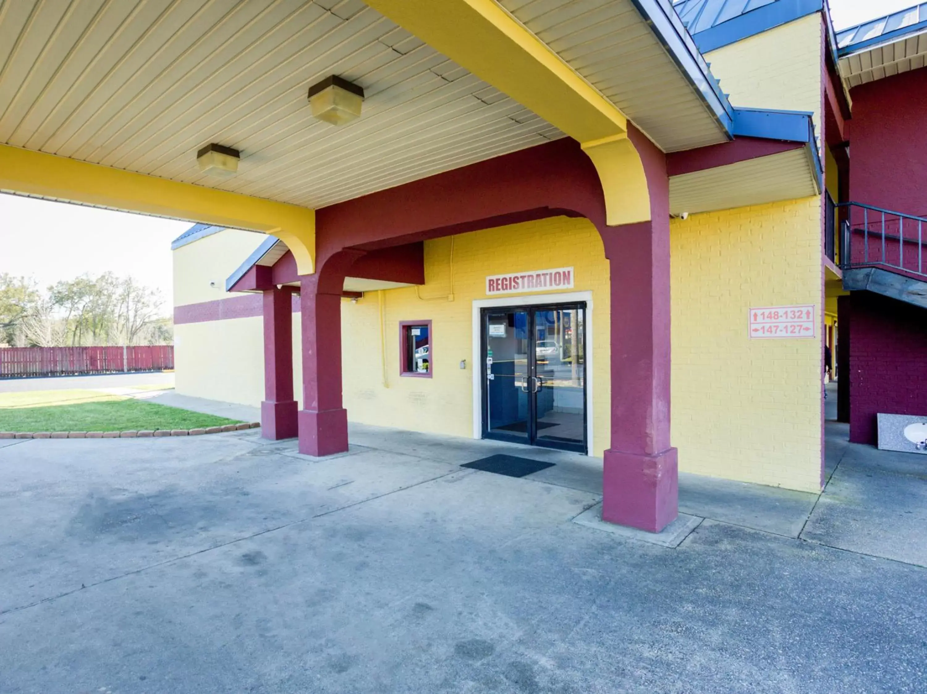 Facade/entrance in OYO Hotel Pensacola I-10 & Hwy 29