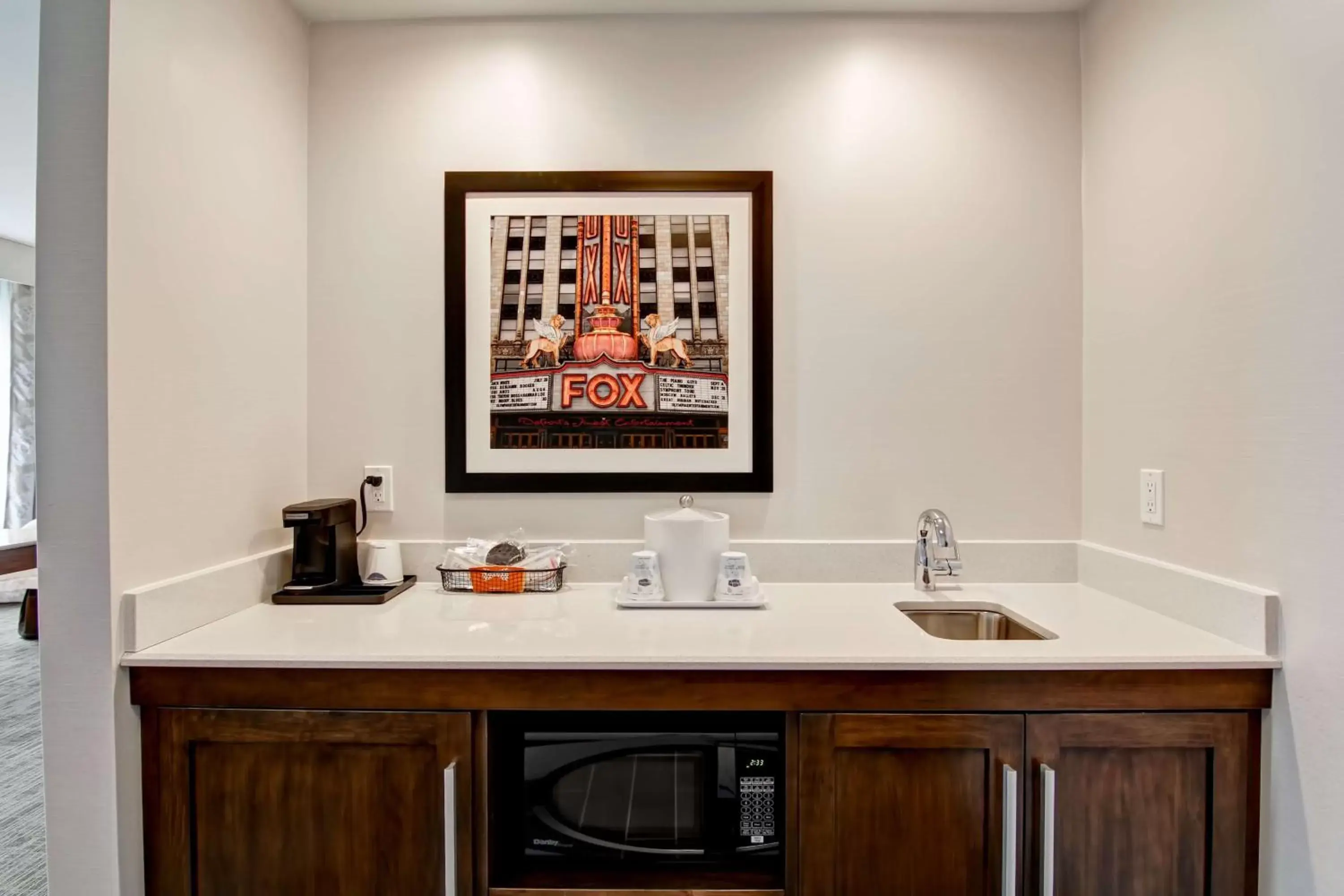 Kitchen or kitchenette, Bathroom in Hampton Inn & Suites Detroit/Troy