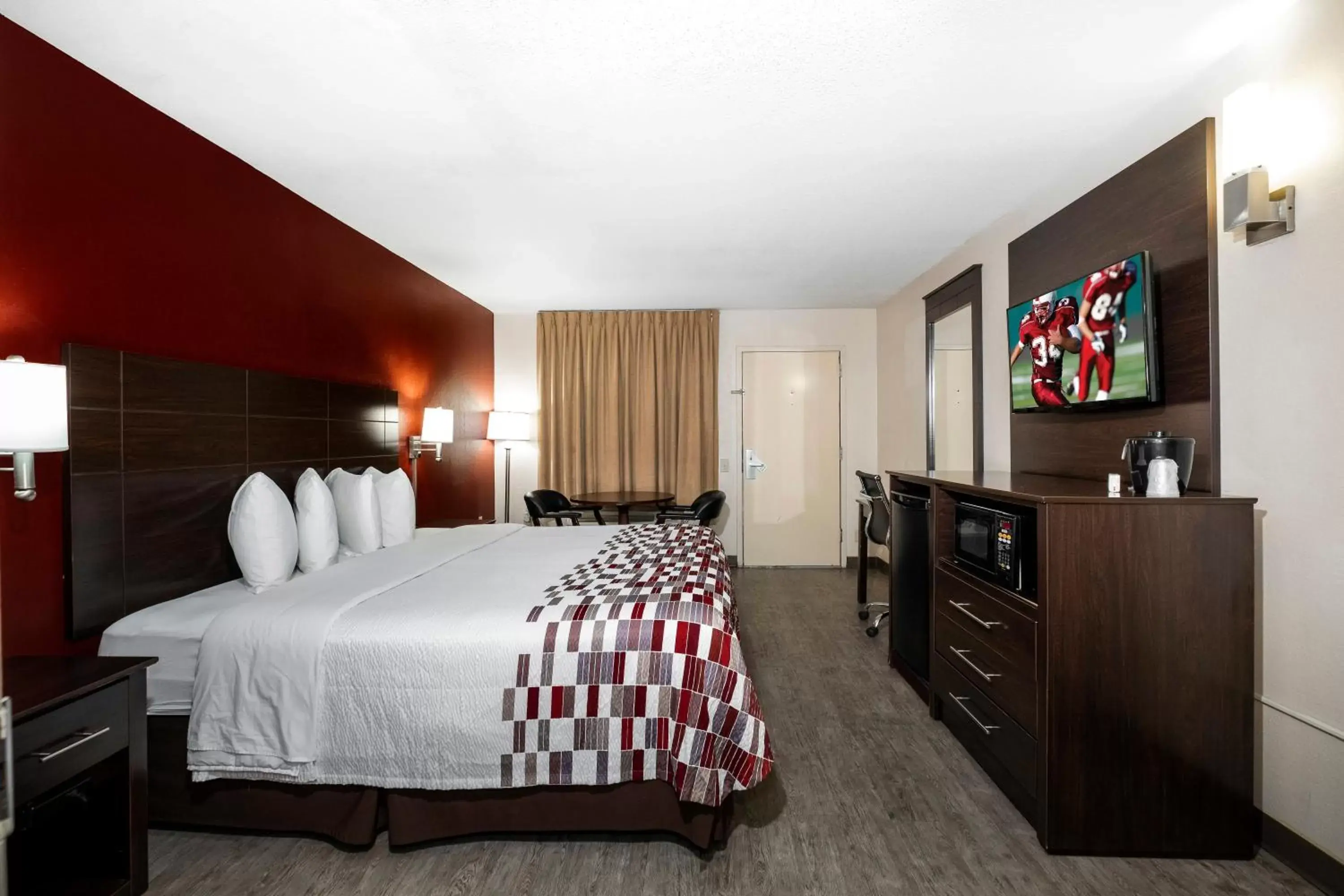 Photo of the whole room, Bed in Red Roof Inn Rock Hill