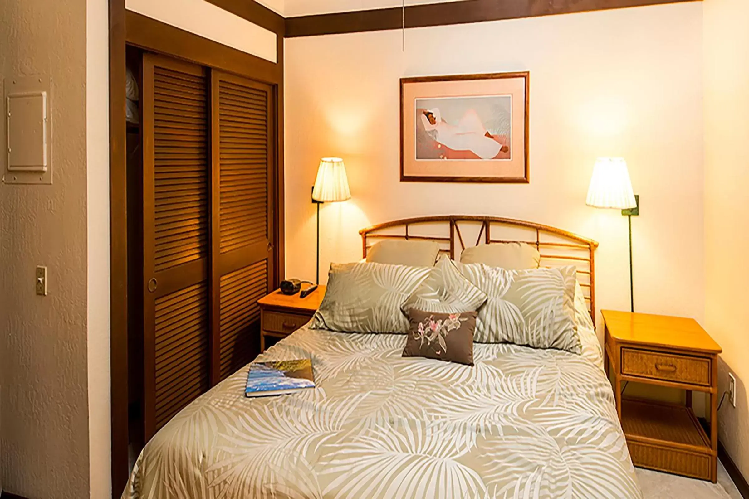 Bed in Castle Kiahuna Plantation & The Beach Bungalows