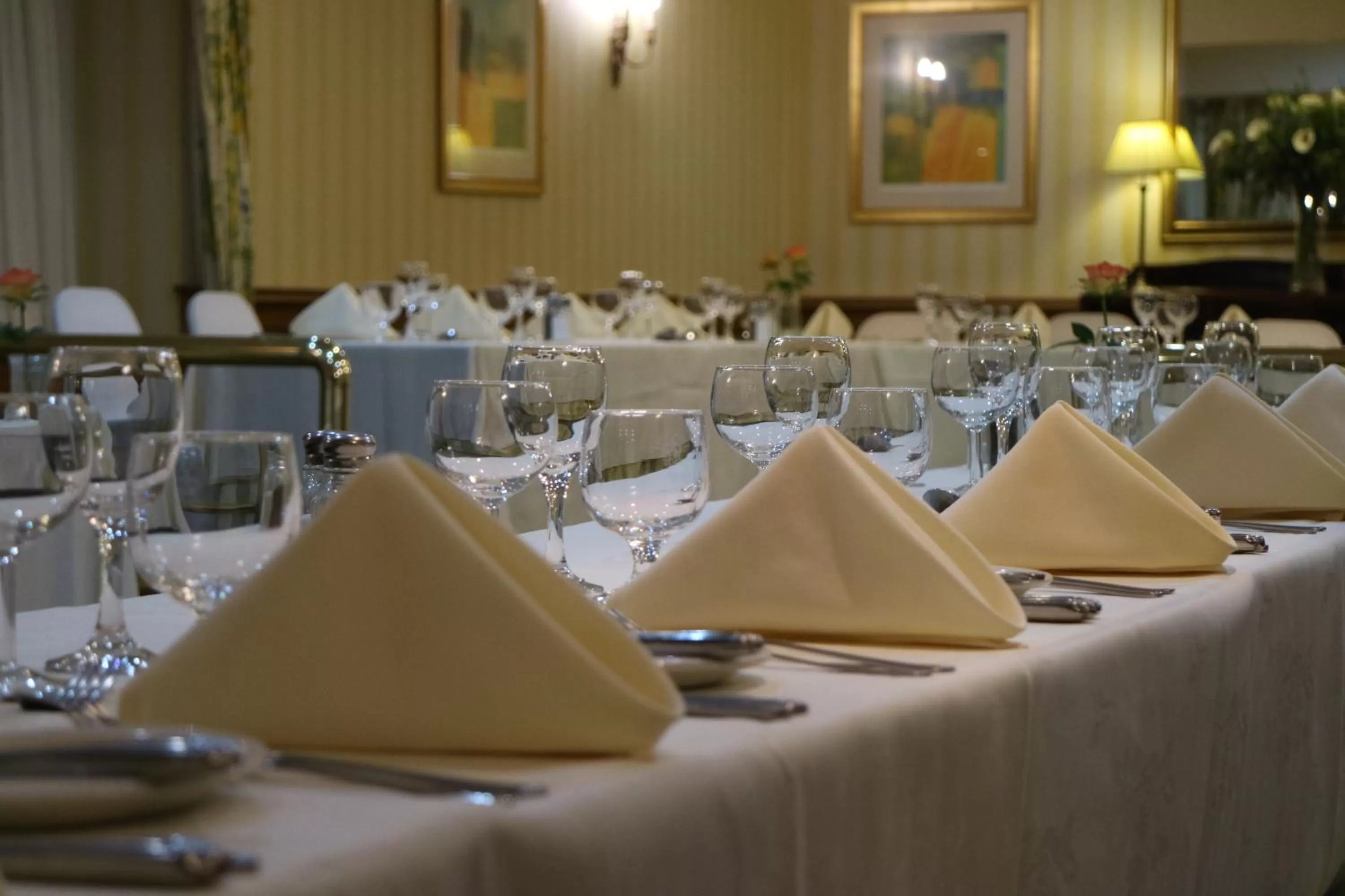 Restaurant/places to eat in Falcon Hotel