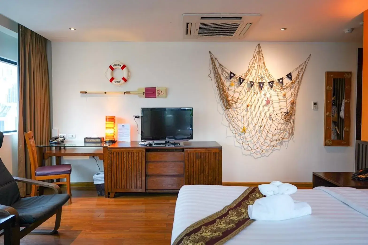 Communal lounge/ TV room, TV/Entertainment Center in Hotel Mermaid Bangkok