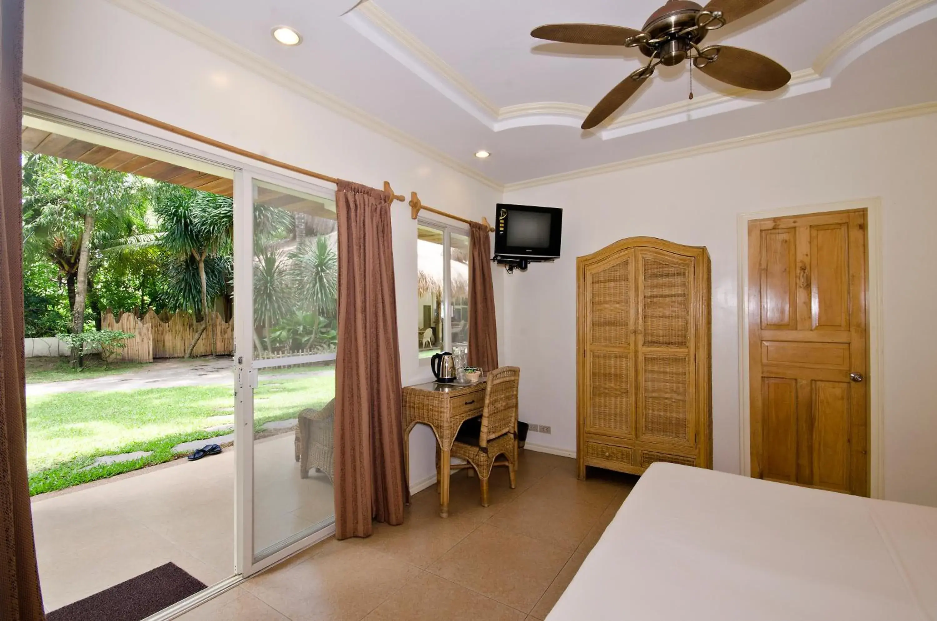 Bedroom in Mike's Dauin Dive Resort