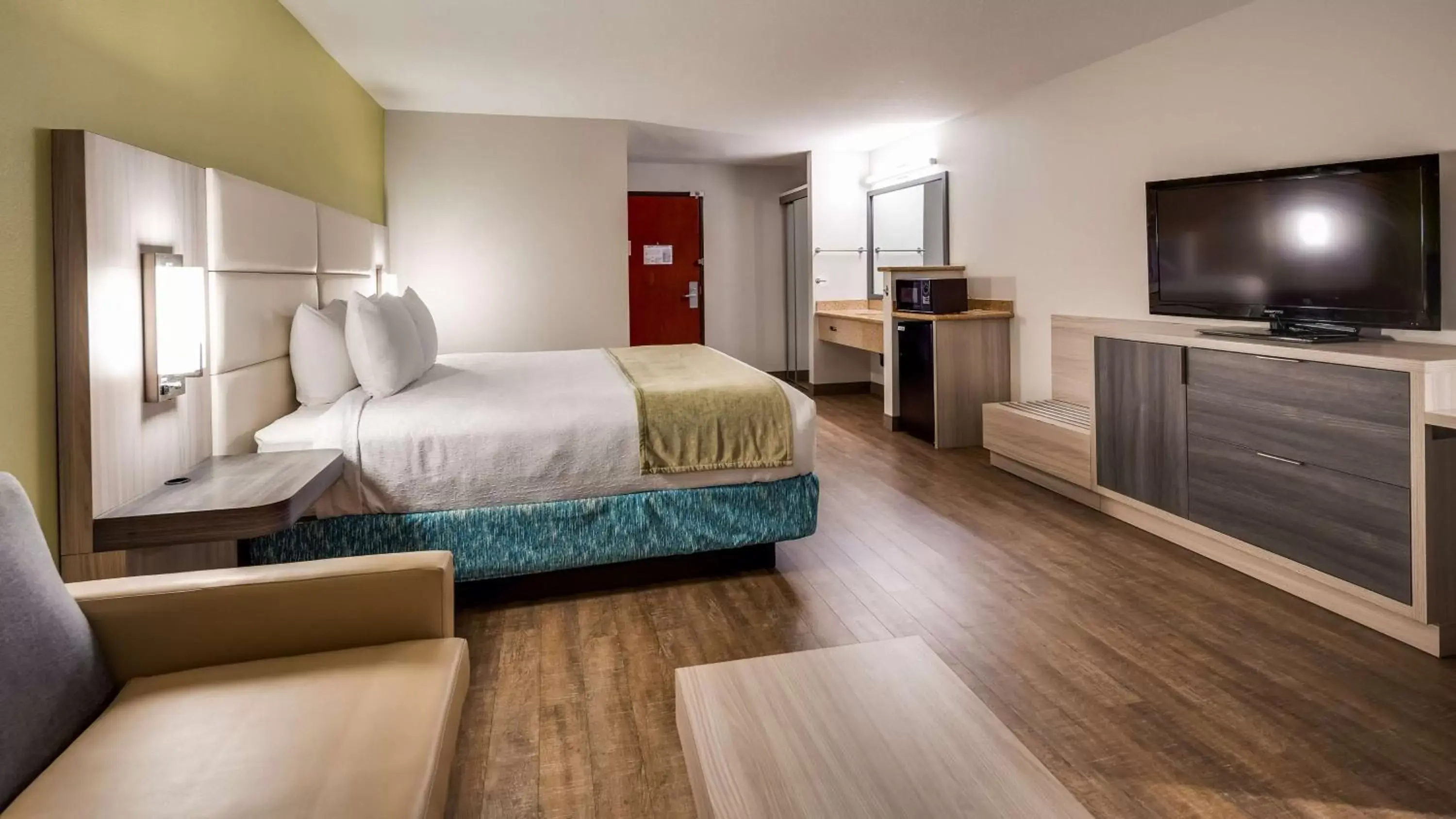 Photo of the whole room, Bed in Best Western Sandy Inn Photo of the whole room, Bed in Best Western Sandy Inn