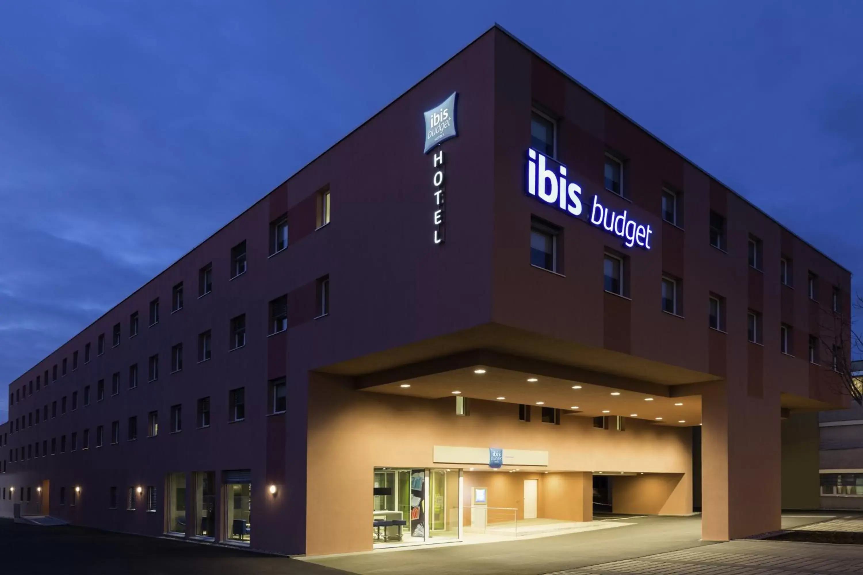 Night, Property Building in ibis budget Zurich Airport