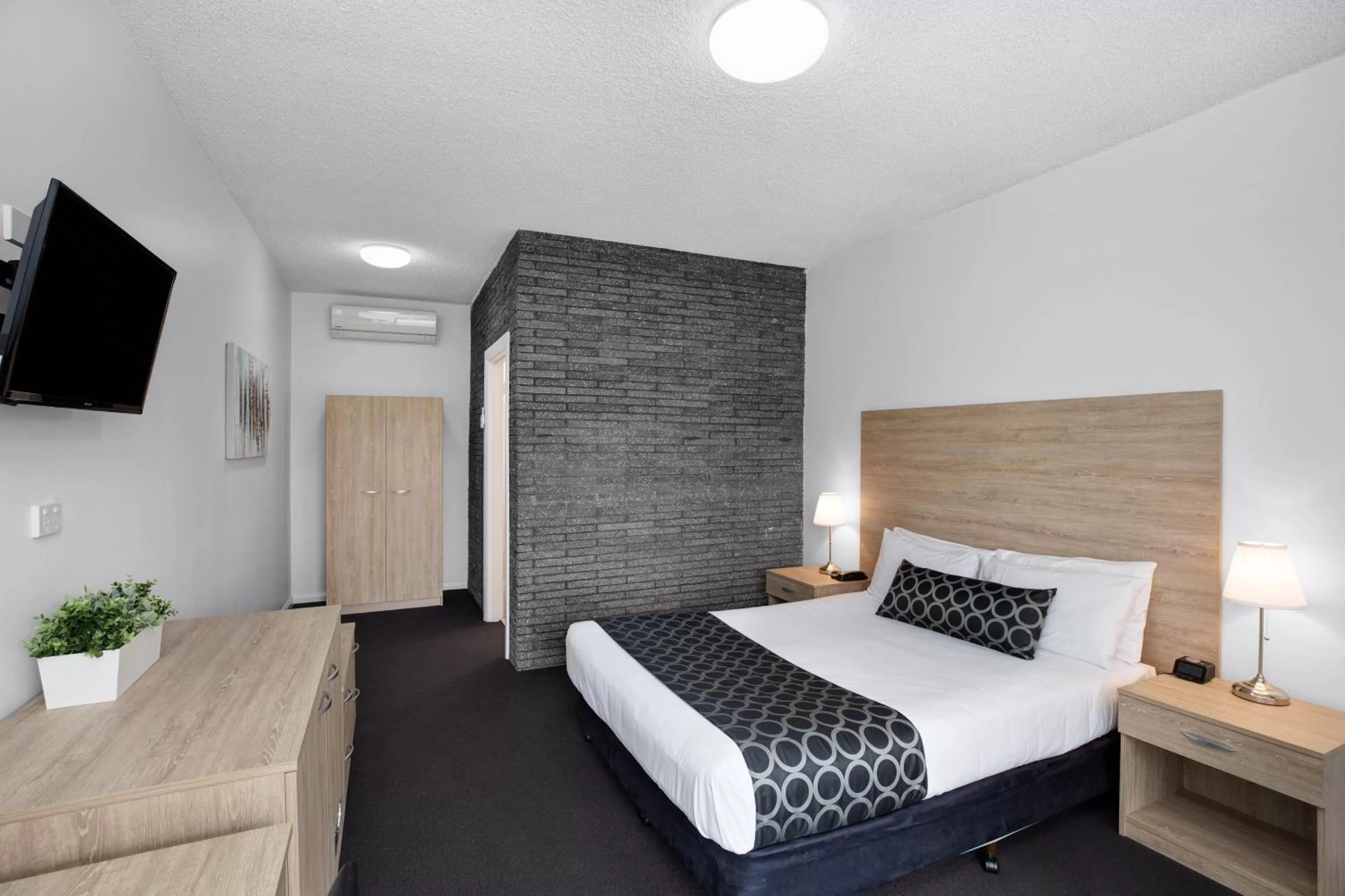 Photo of the whole room, Bed in Adelaide Road Motor Lodge