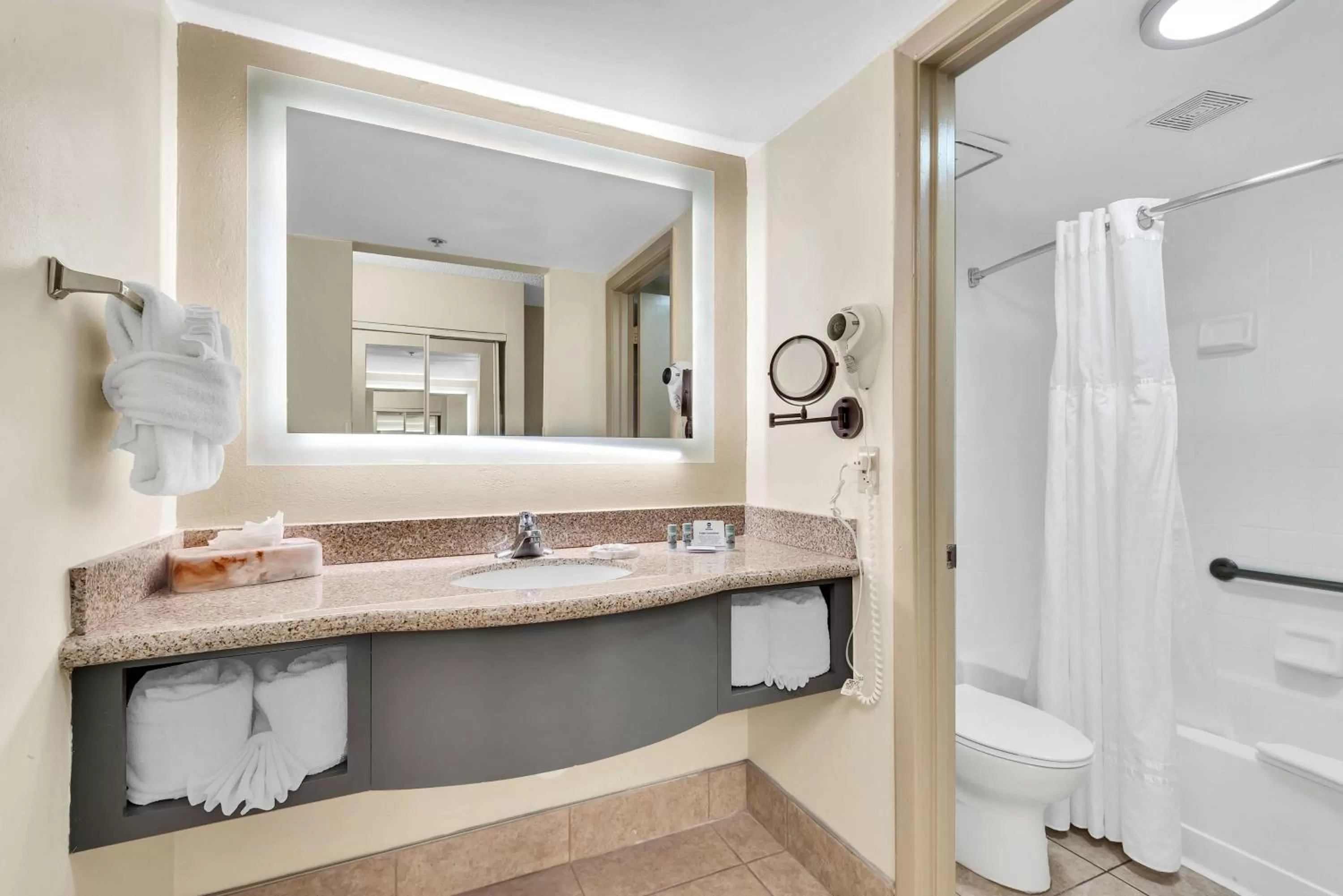 Bedroom in Best Western Orlando Gateway Hotel