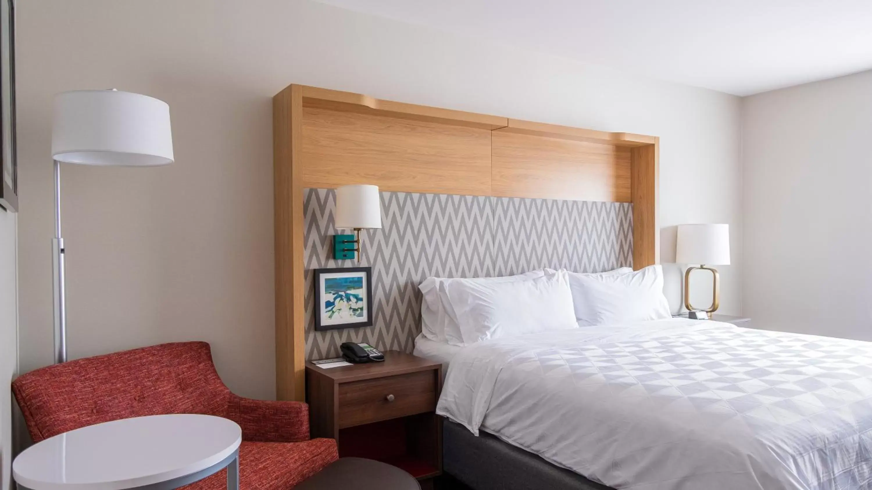 Photo of the whole room, Bed in Holiday Inn & Suites Philadelphia W - Drexel Hill, an IHG Hotel