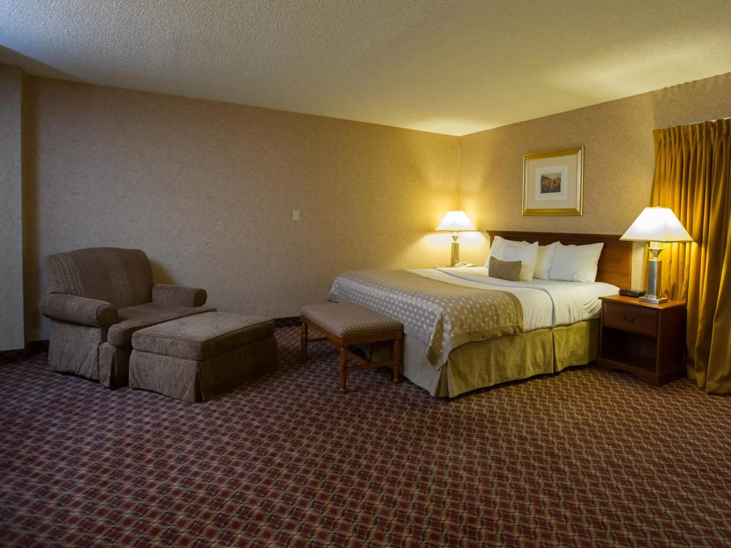 Bedroom, Bed in Ramada by Wyndham Topeka Downtown Hotel & Convention Center