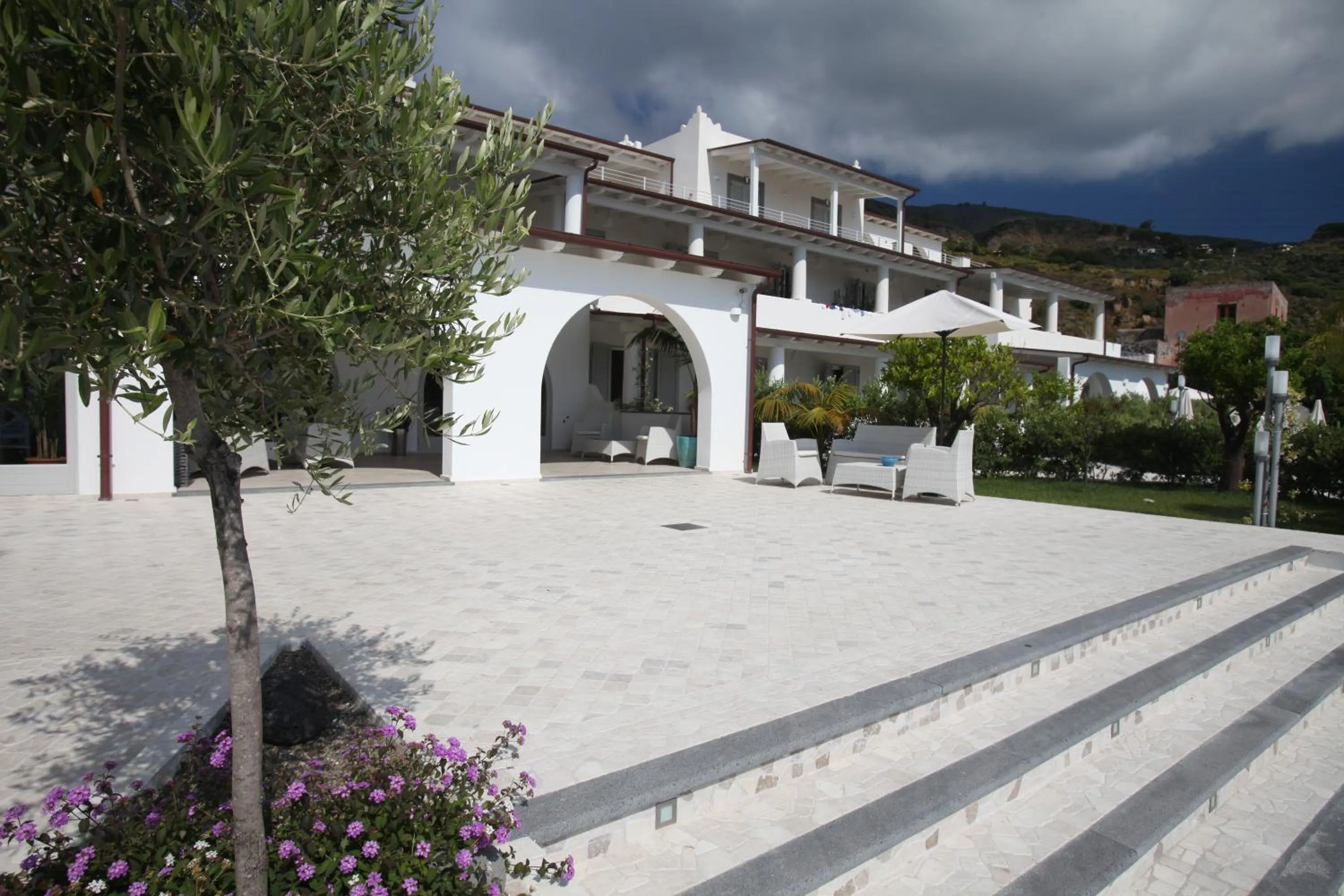 Facade/entrance in Hotel Mea - Aeolian Charme