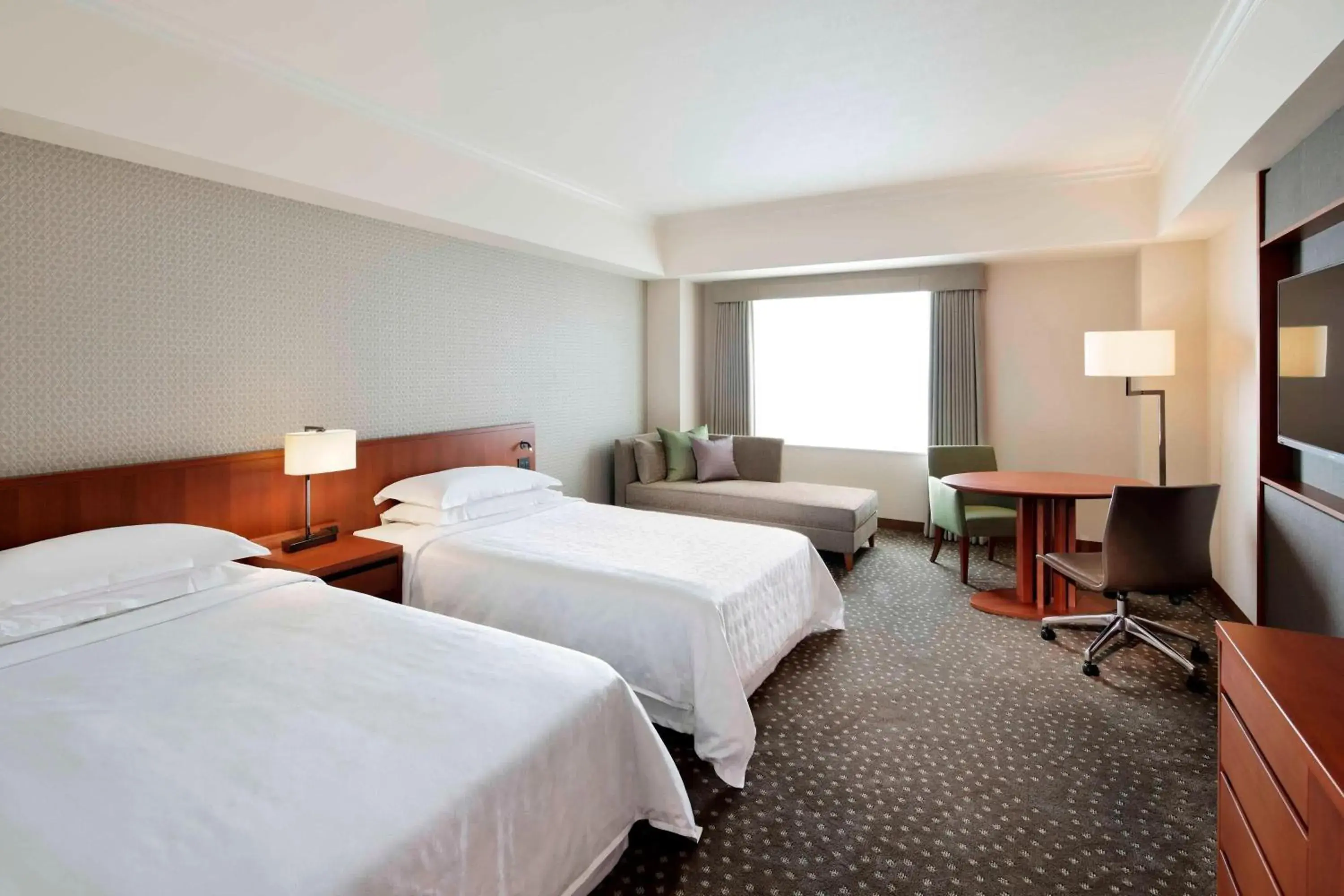 Photo of the whole room, Bed in Yokohama Bay Sheraton Hotel and Towers
