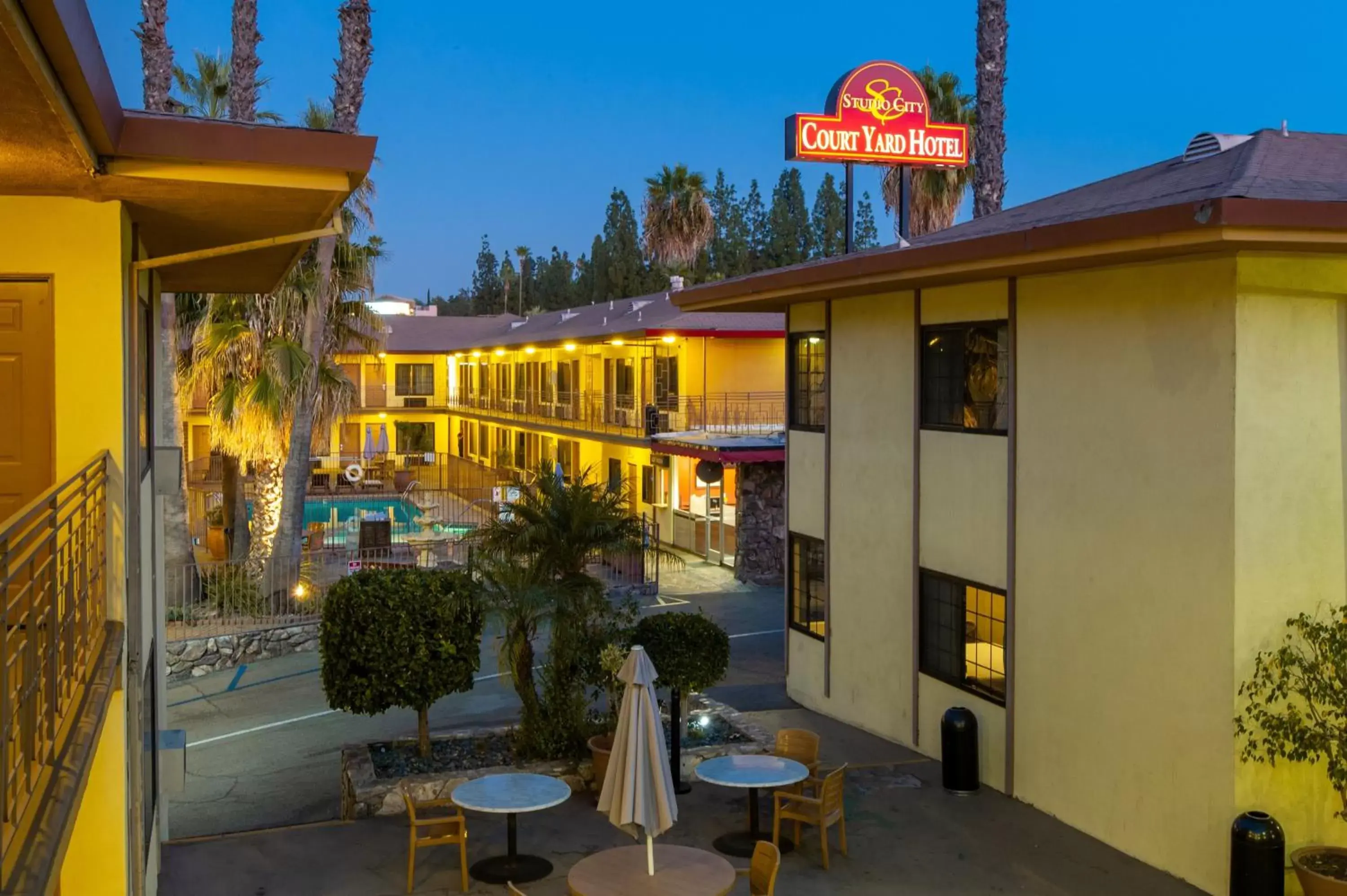 Patio, Restaurant/Places to Eat in Studio City Court Yard Hotel