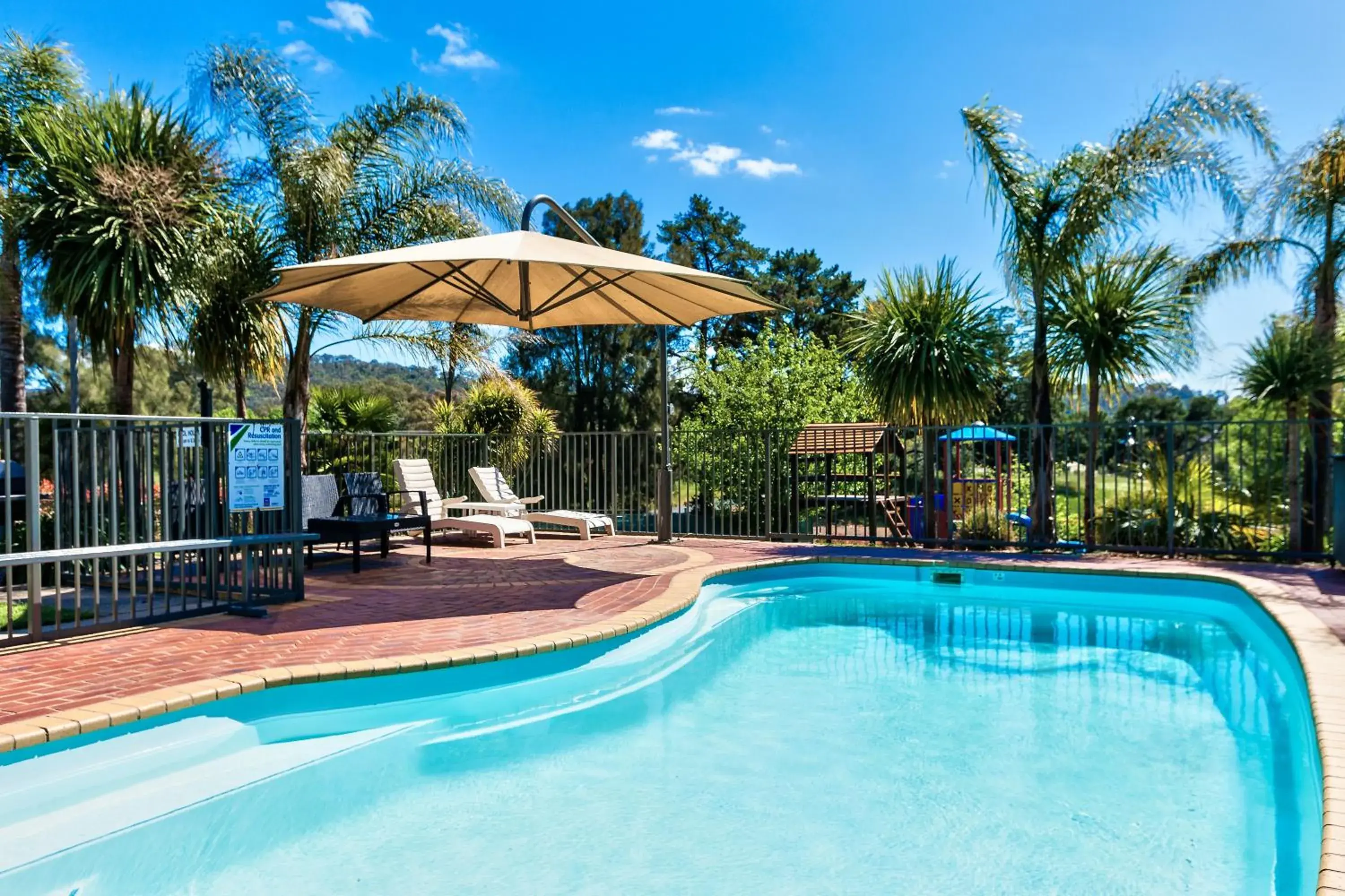 Garden, Swimming Pool in Hume Country Motor Inn