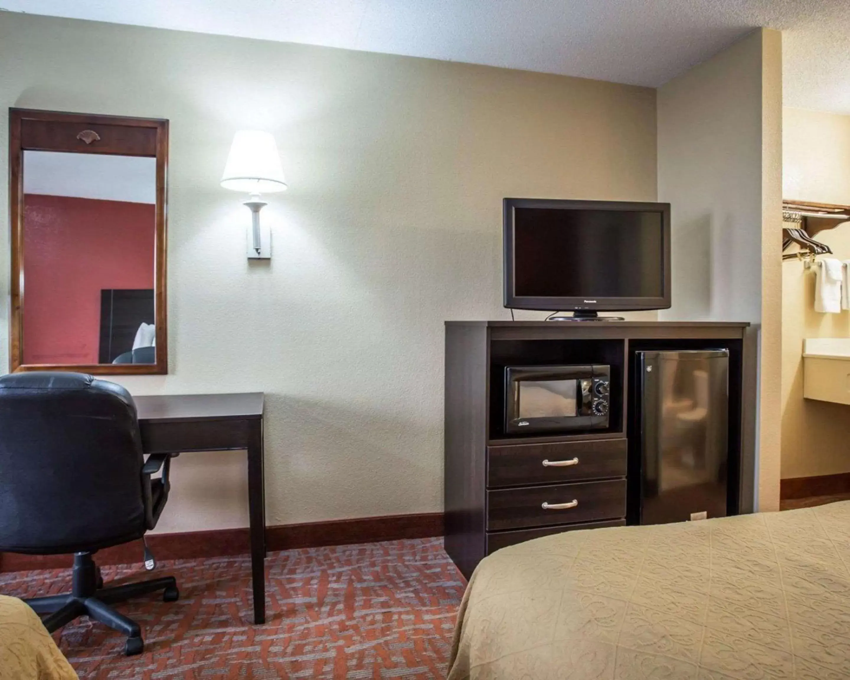 Photo of the whole room, TV/Entertainment Center in Quality Inn & Suites Monroe