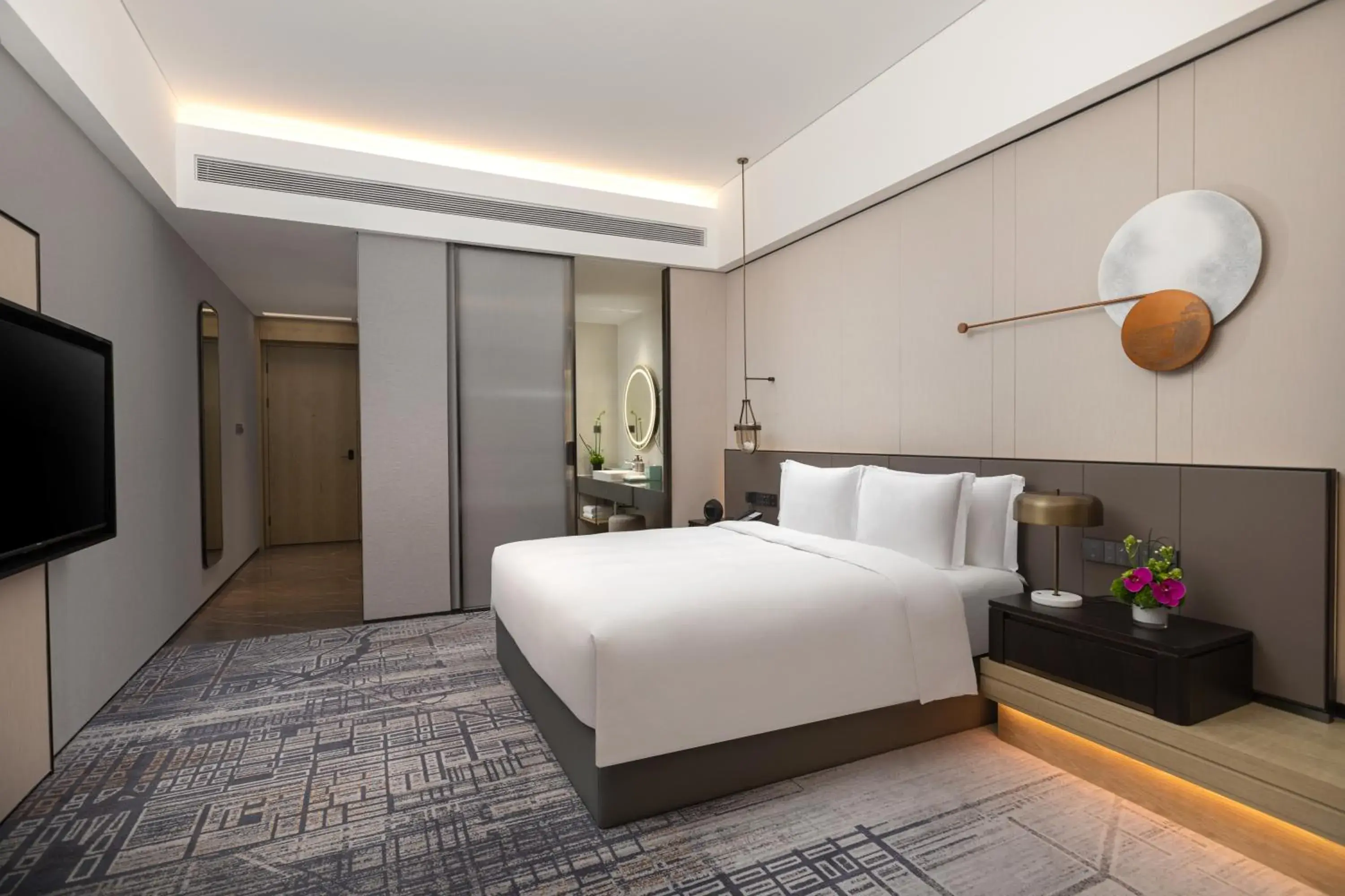 Photo of the whole room, Bed in Crowne Plaza Jiangmen Binjiang, an IHG Hotel