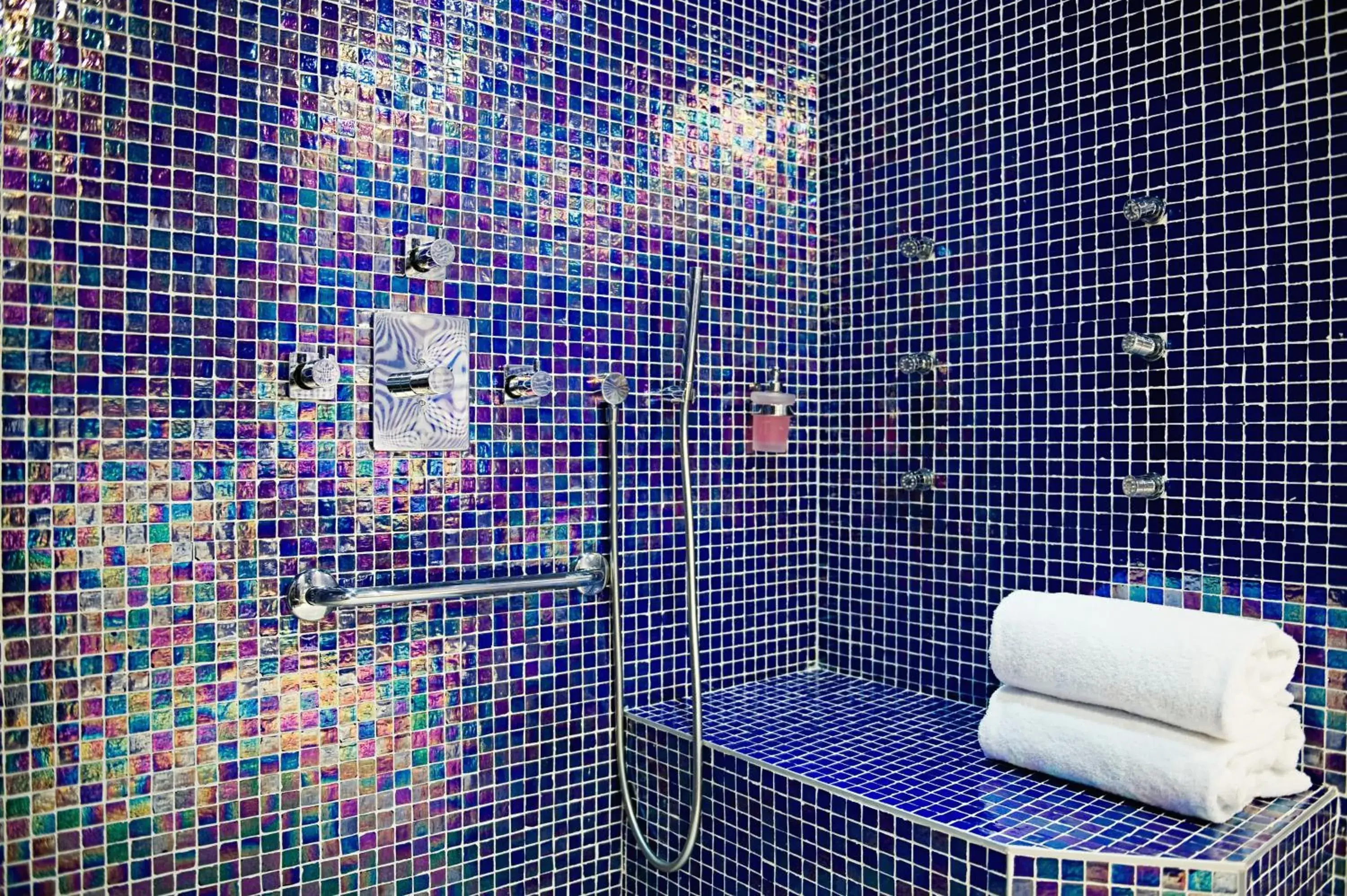 Bathroom in Apostrophe Hôtel