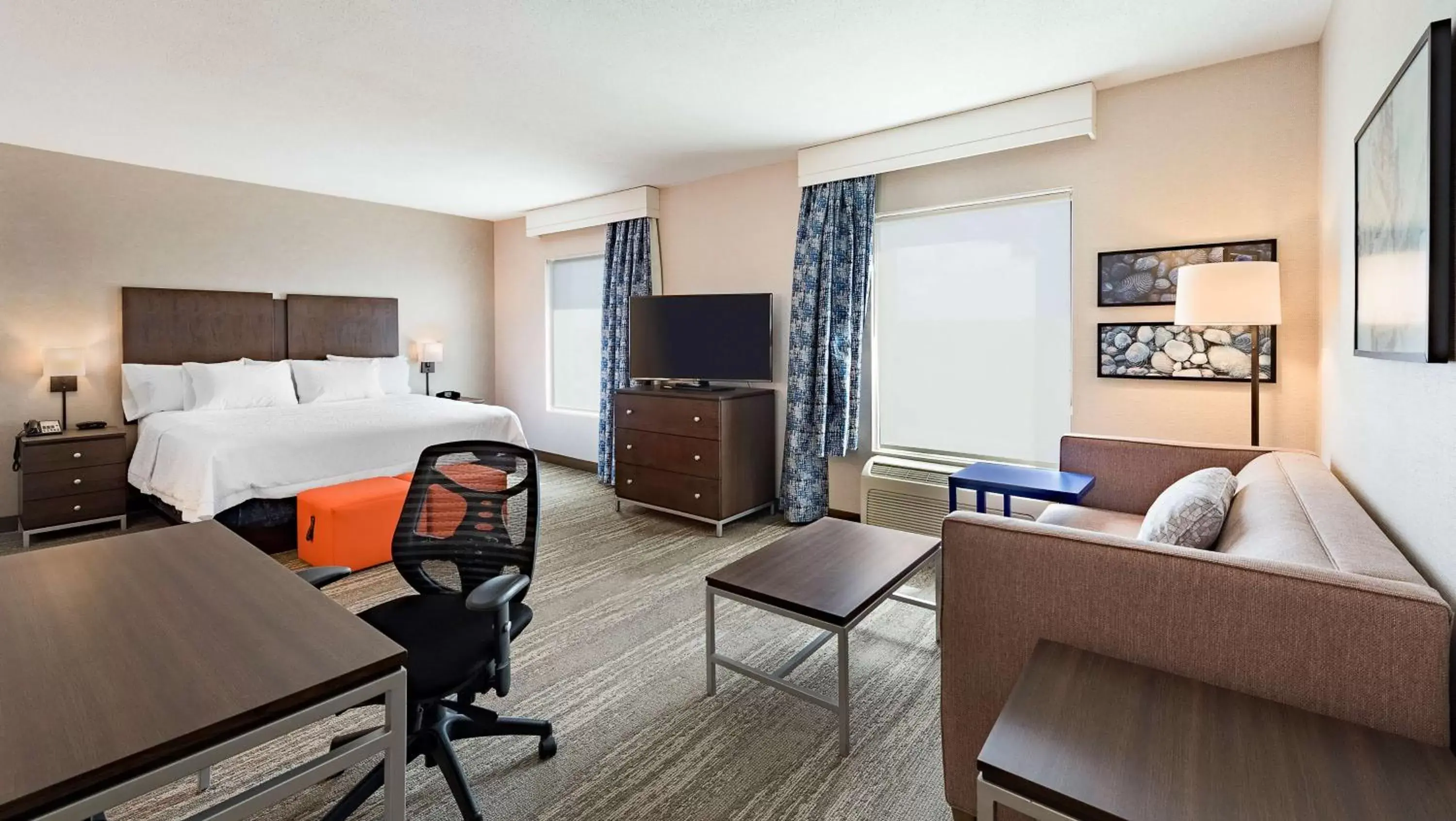 Bedroom, Seating Area in Hampton Inn & Suites by Hilton Dartmouth - Halifax
