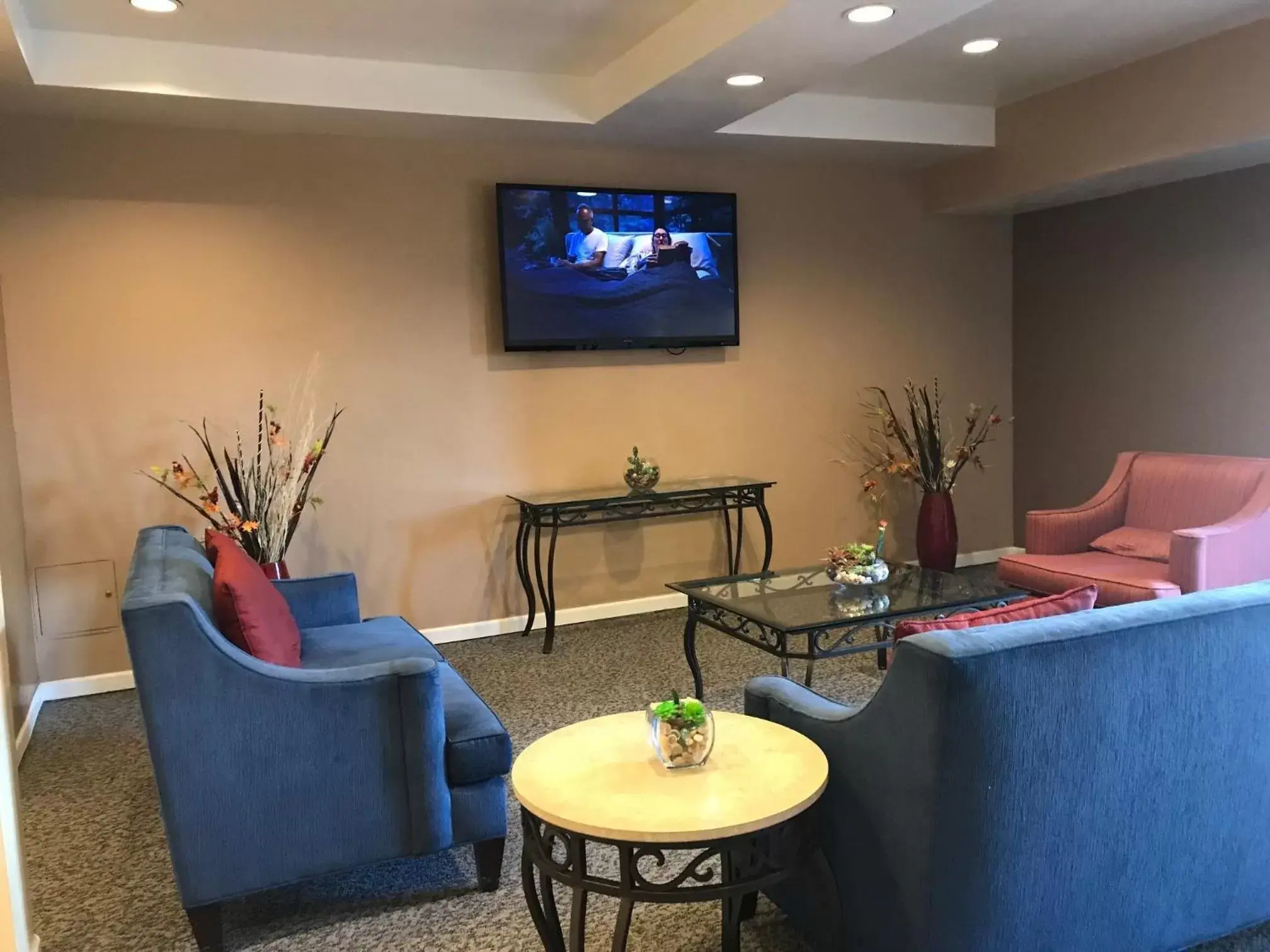 TV and multimedia, Seating Area in Varsity Clubs of America - Tucson