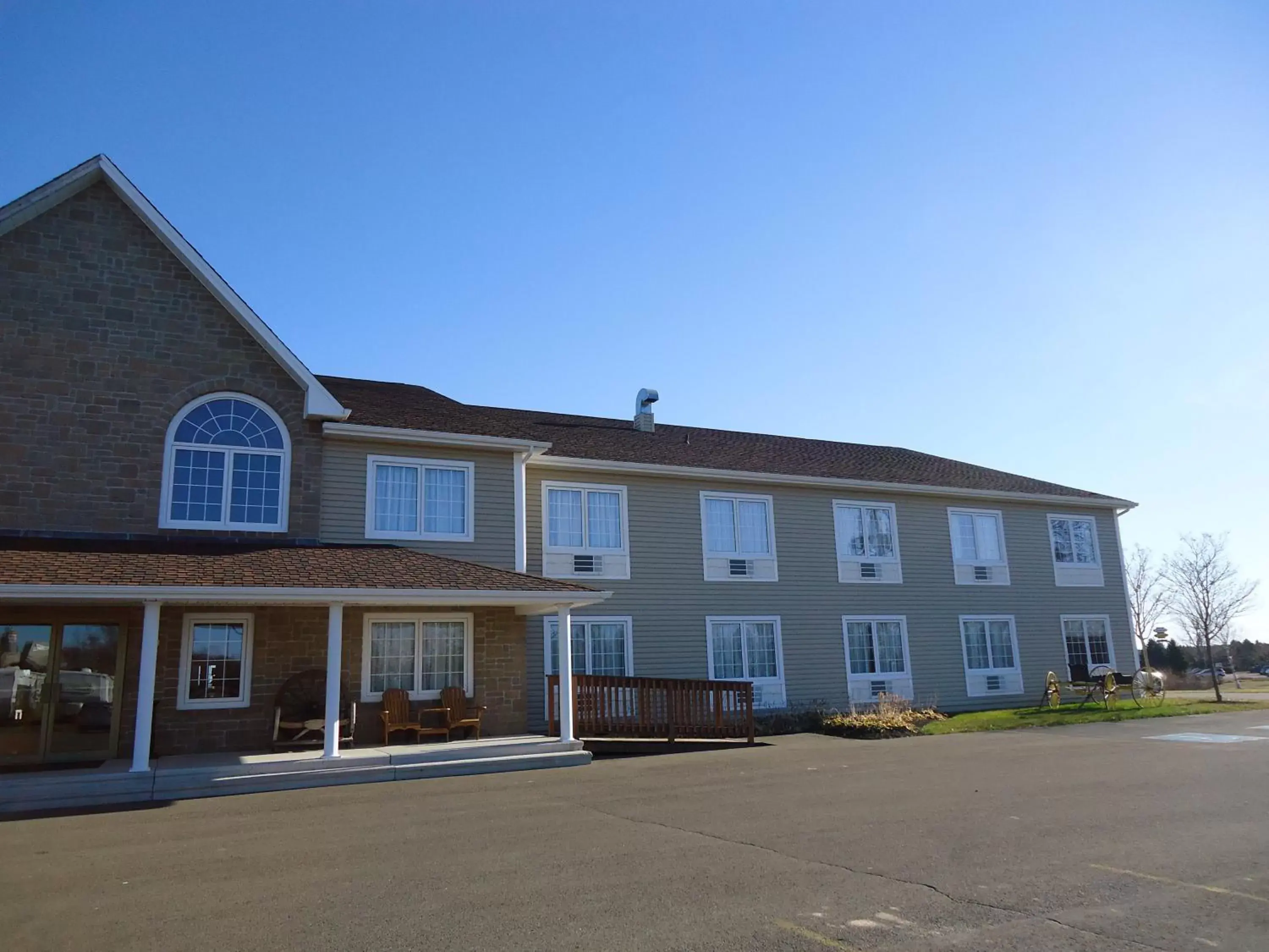 Facade/entrance, Property Building in Auberge Bouctouche Inn & Suites