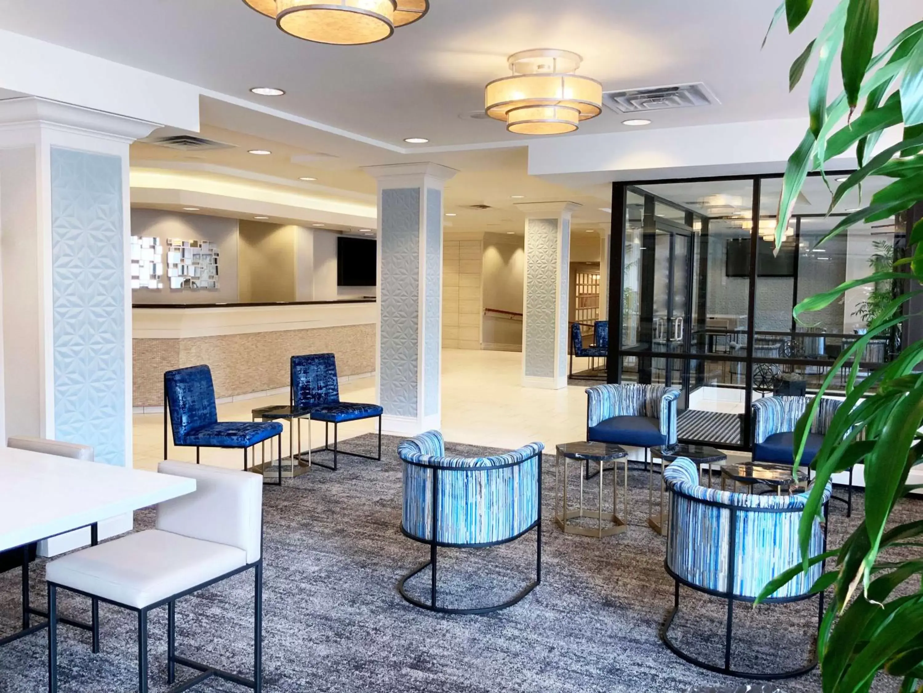 Lobby or reception, Lounge/Bar in DoubleTree by Hilton Milwaukee Downtown