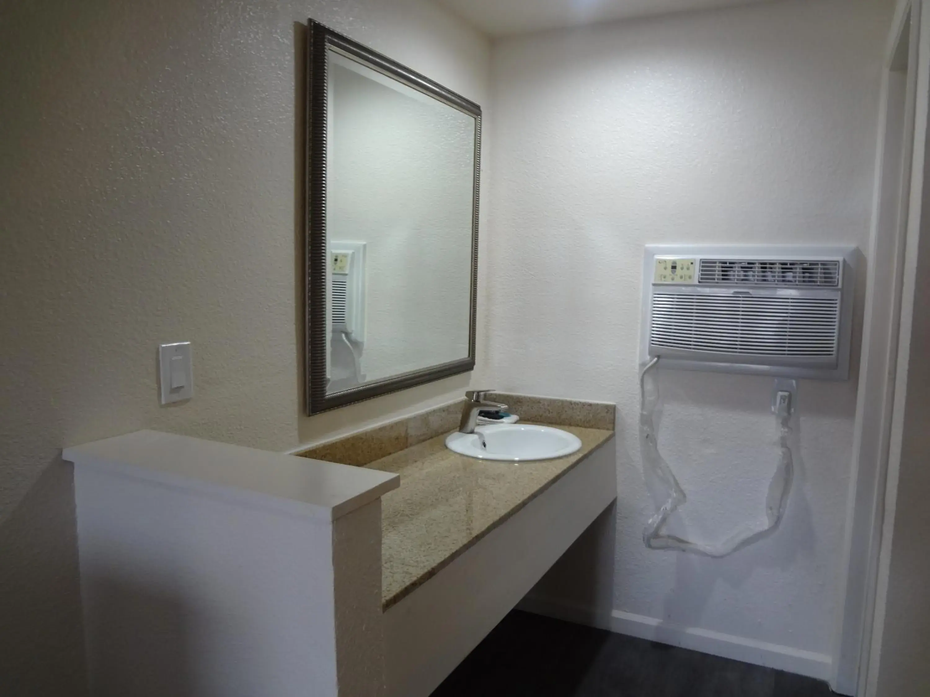 Bathroom in Peach City Inn - Marysville/Yuba City