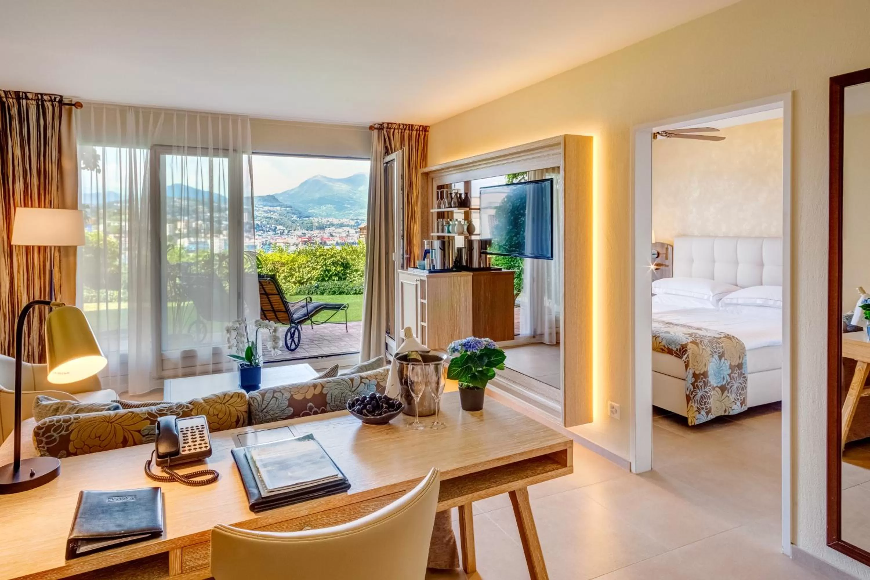 Living room, Bed in Suitenhotel Parco Paradiso