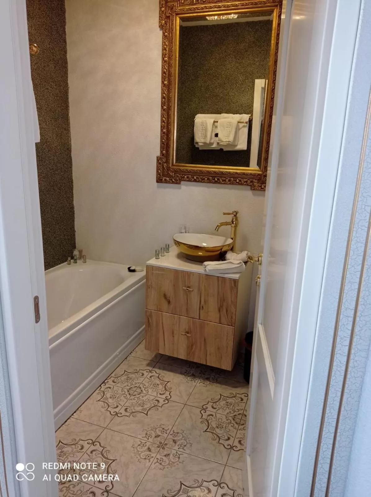 Bathroom in JMR Royal -Luxury Rooms & Private Sauna