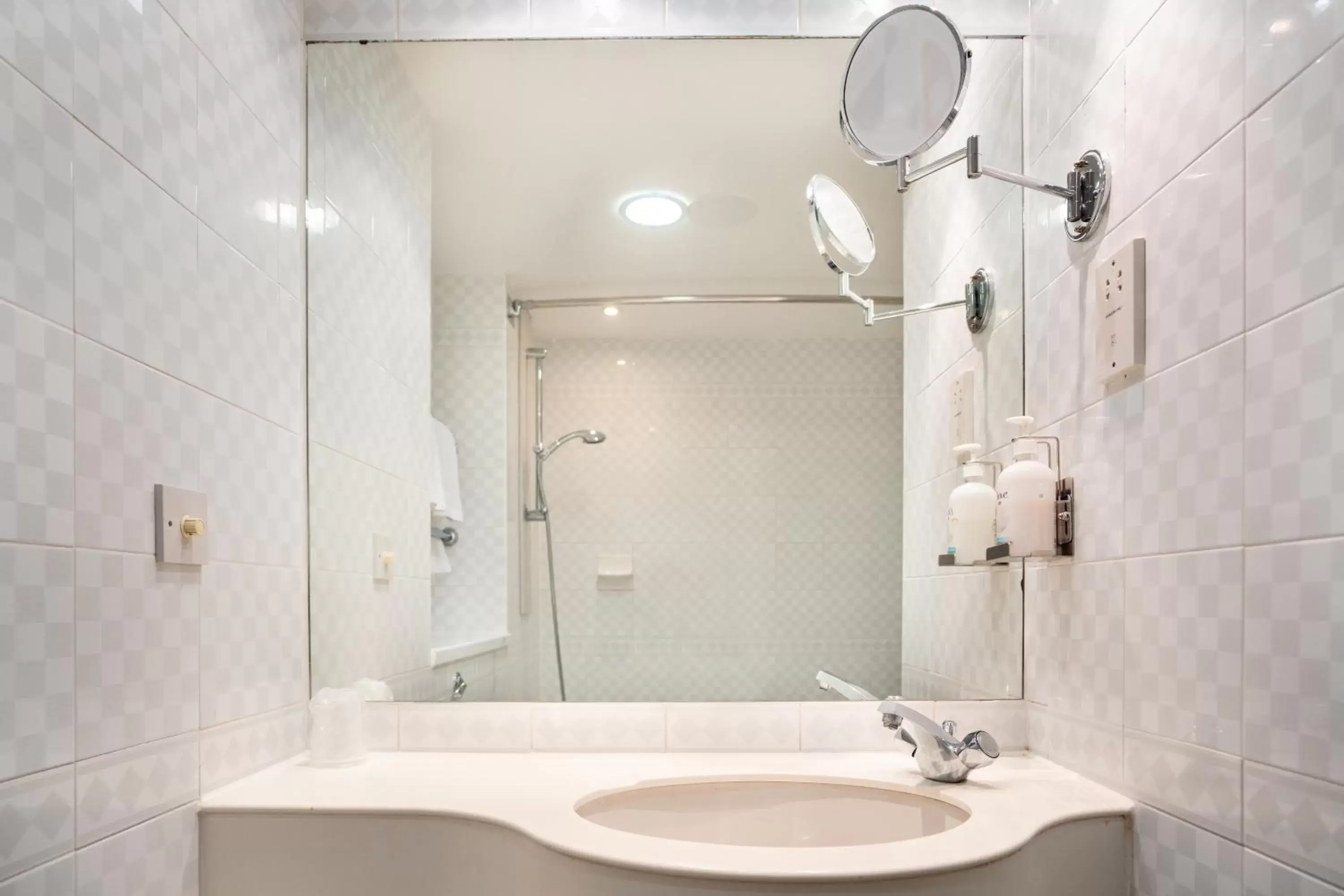 Shower, Bathroom in Holiday Inn Maidstone-Sevenoaks, an IHG Hotel
