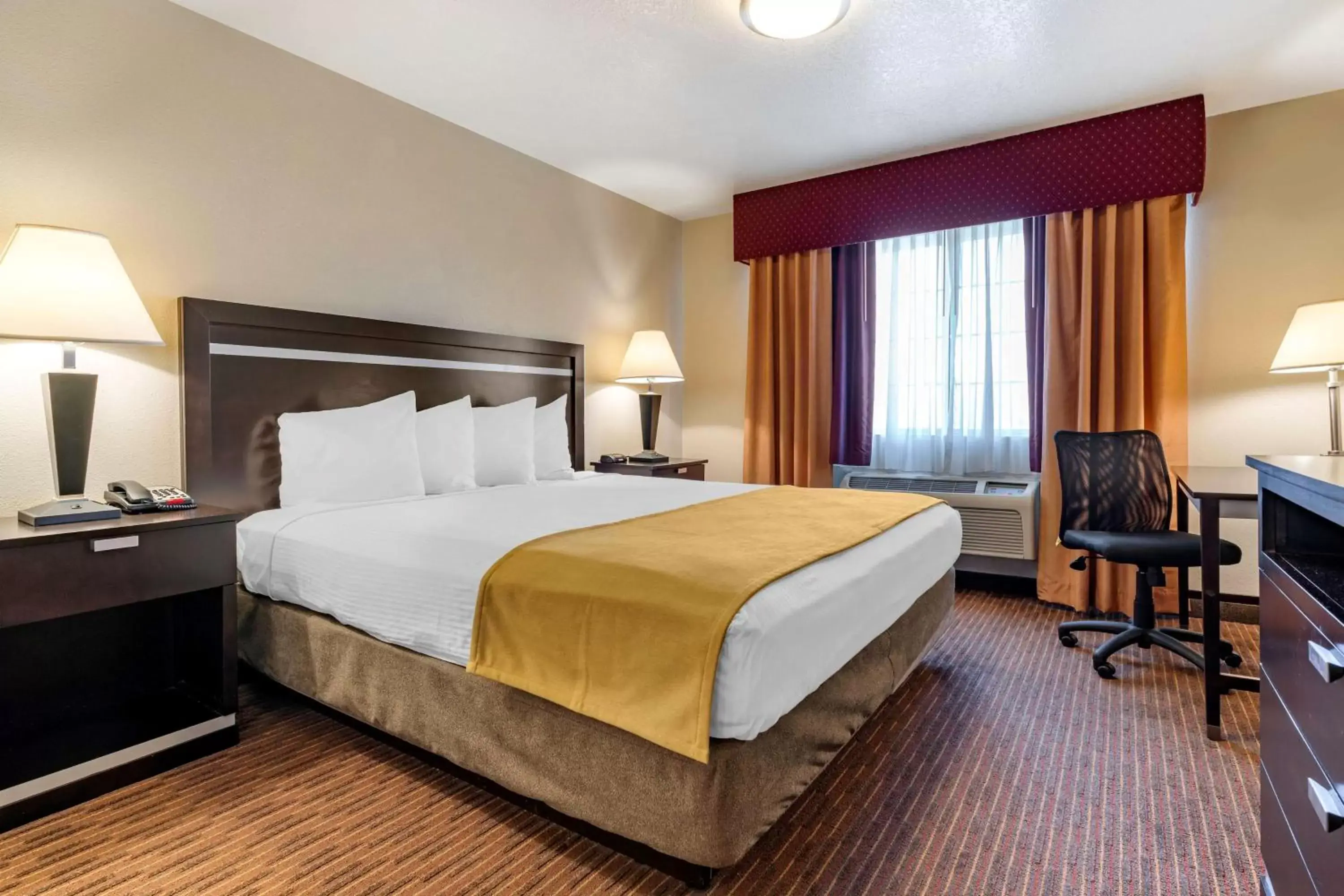 Photo of the whole room, Bed in Best Western Luxury Inn