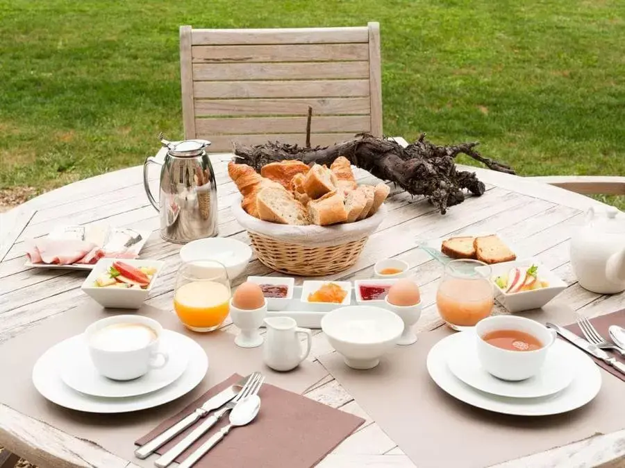 Breakfast in Château de Perreux, The Originals Collection