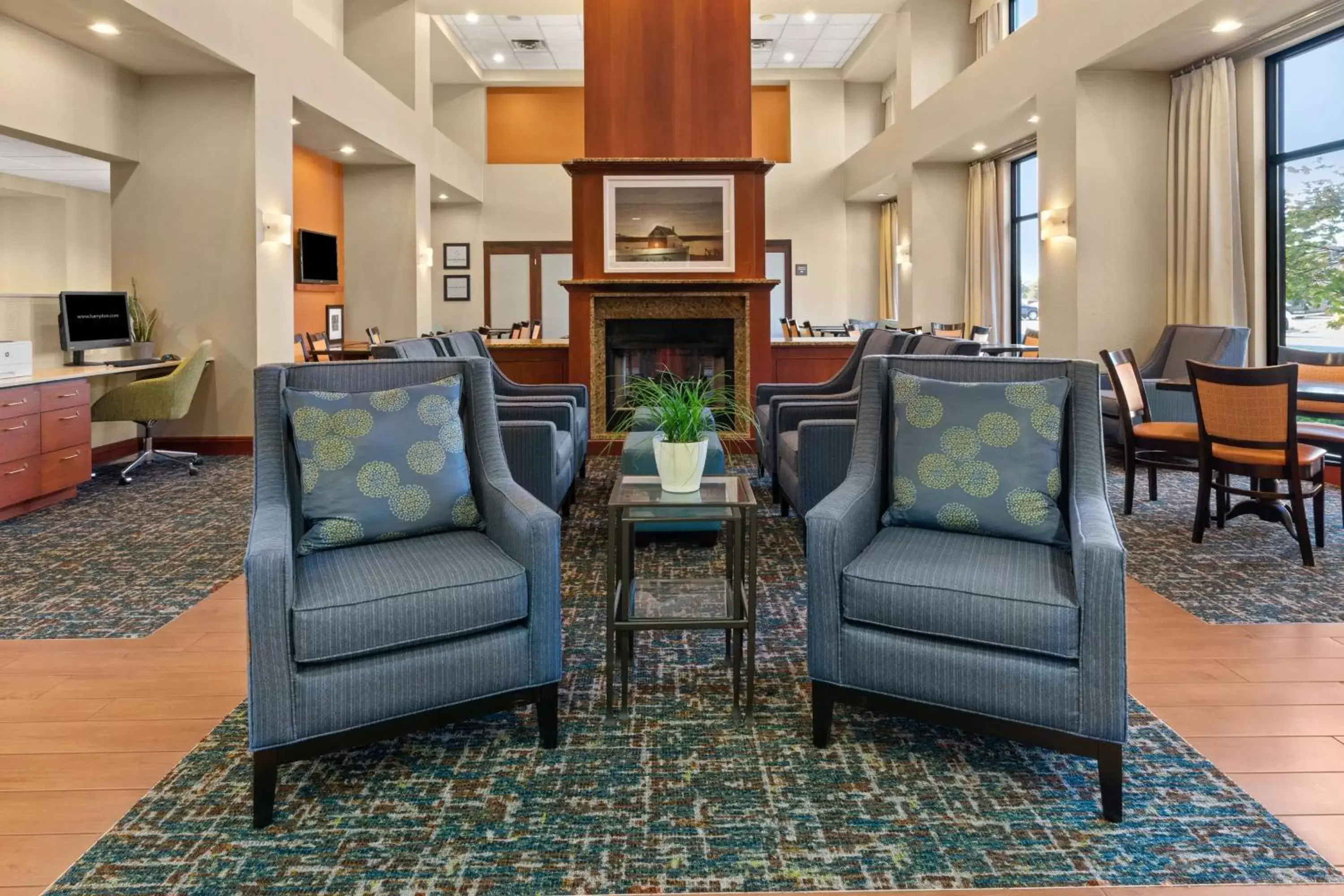 Lobby or reception in Hampton Inn & Suites Burlington