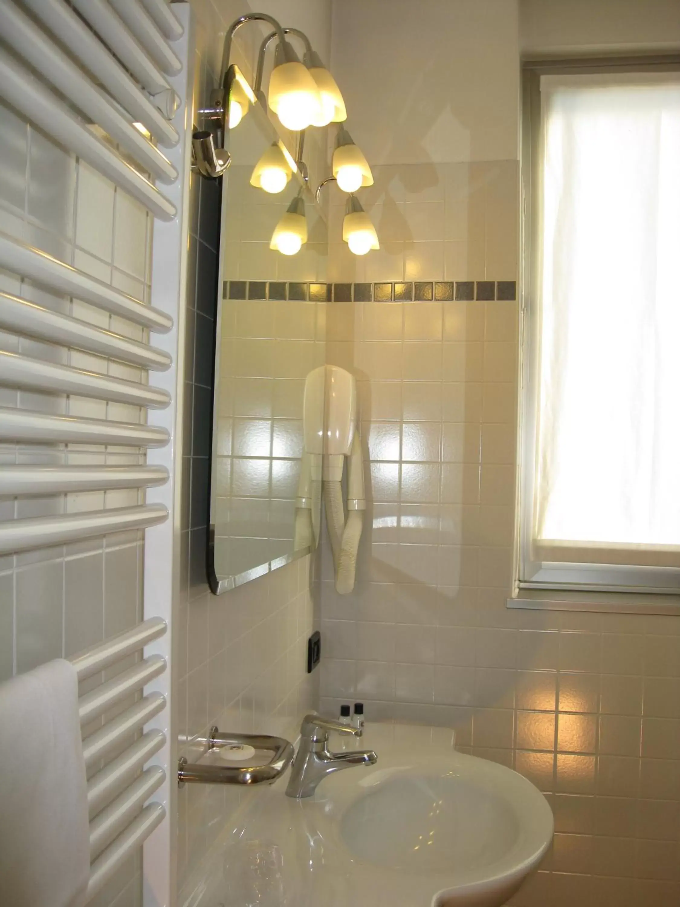 Day, Bathroom in Cardano Hotel Malpensa