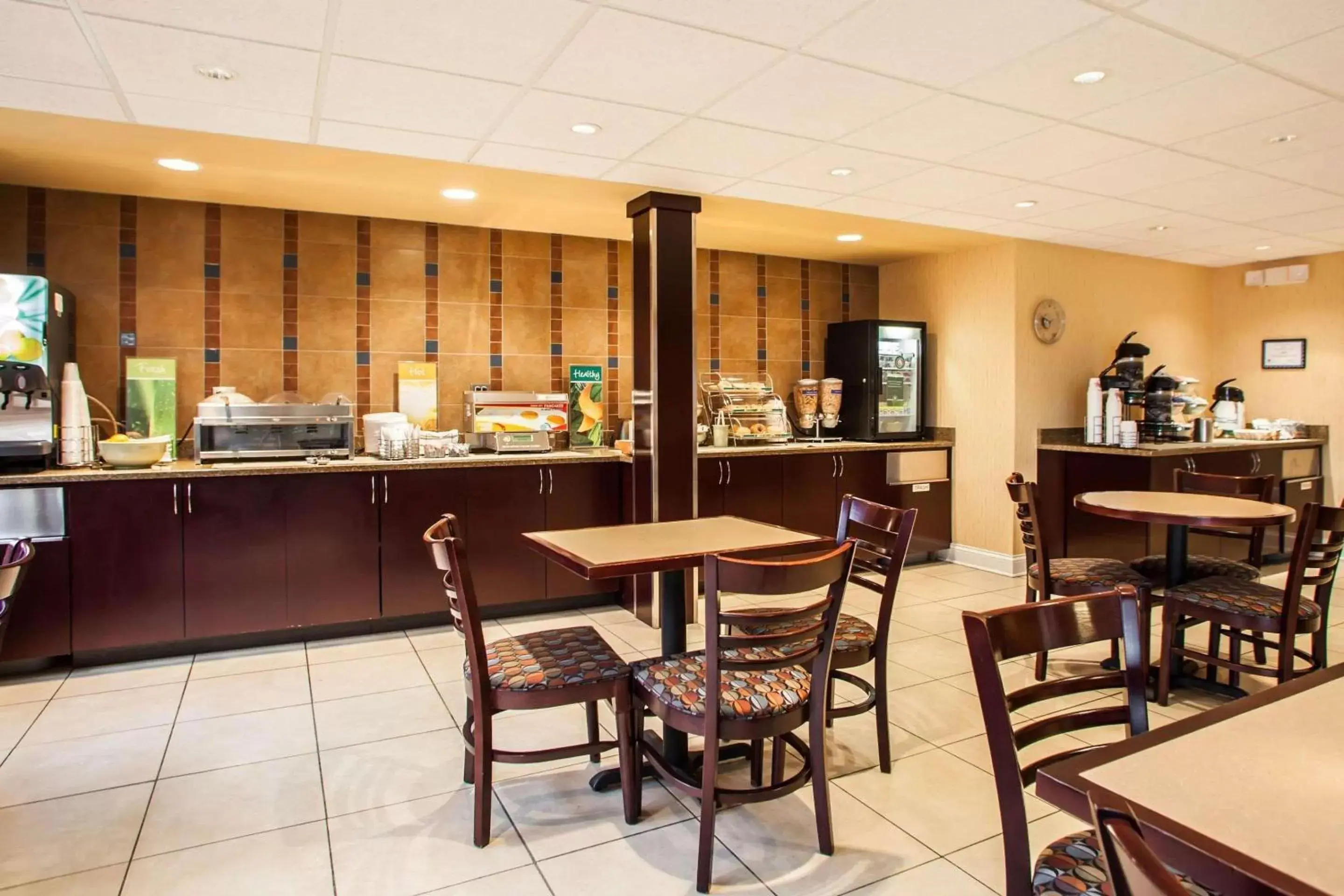 Restaurant/Places to Eat in Quality Inn and Suites St Charles -West Chicago