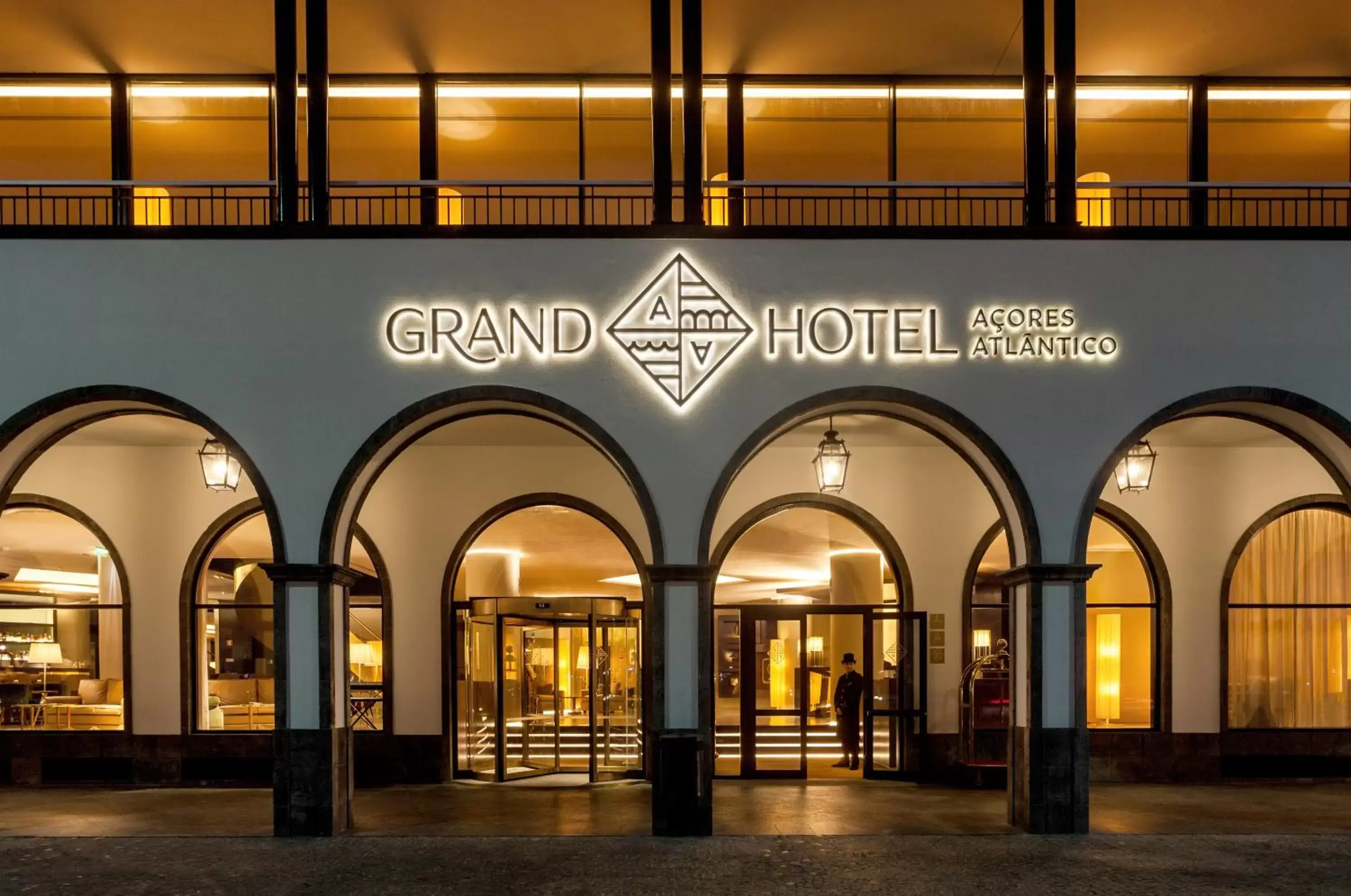 Facade/entrance in Grand Hotel Açores Atlântico