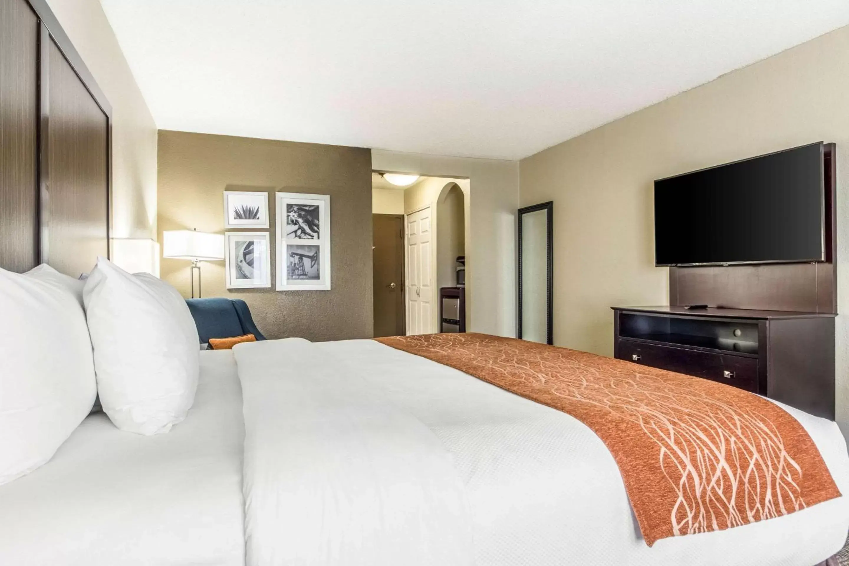 Photo of the whole room, Bed in Comfort Inn Dallas Park Central